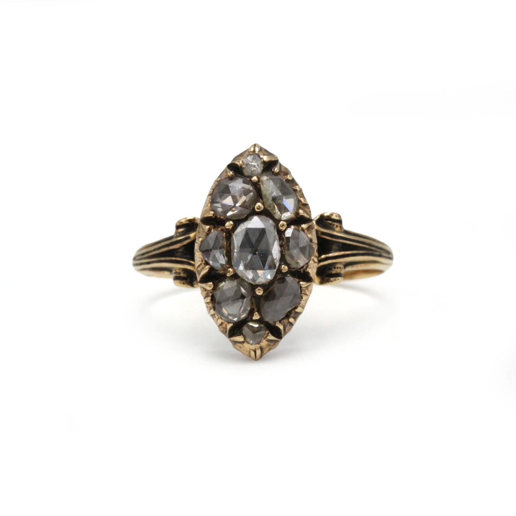 Dieser Marquise-Ring aus dem 19. Jahrhundert ist aus 18 Karat Gelbgold gefertigt und mit einem wunderschönen Cluster aus Diamanten im Rosenschliff besetzt. Die längliche Silhouette und die zarte, antike Fassung sind charakteristisch für die