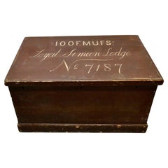 Coffre maçonnique en pin du 19e siècle   C'est une boîte de la meilleure qualité 
