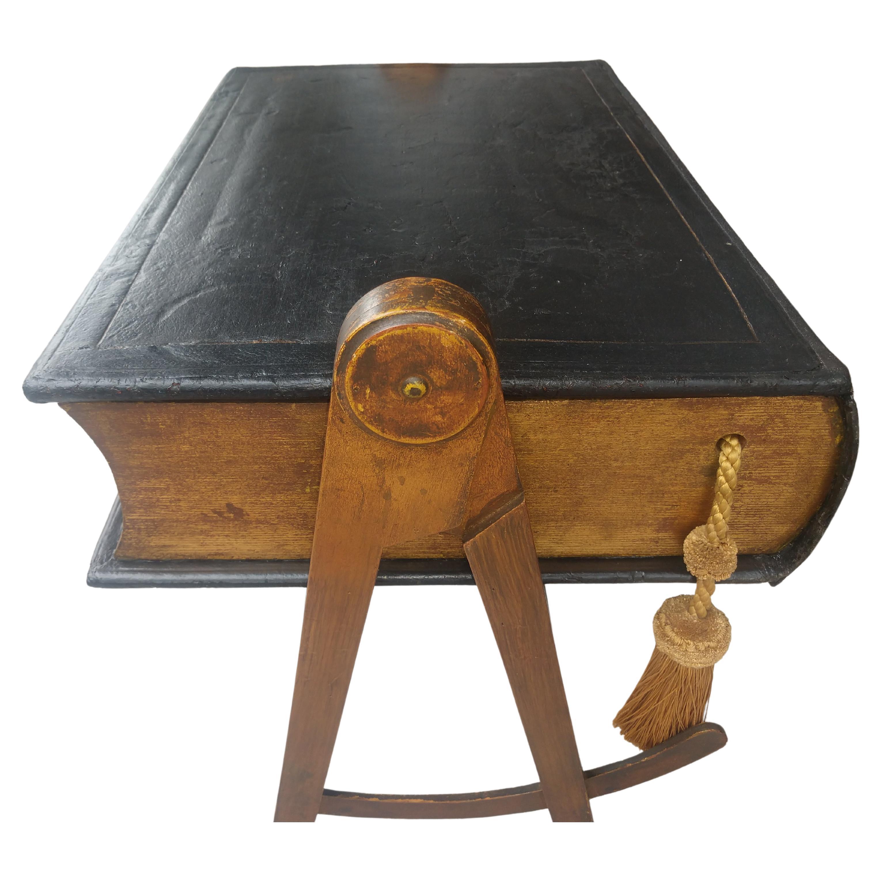 Mesa masónica del siglo XIX con compartimento para Biblia de cuero Tapa abatible Patas de compás en venta 2