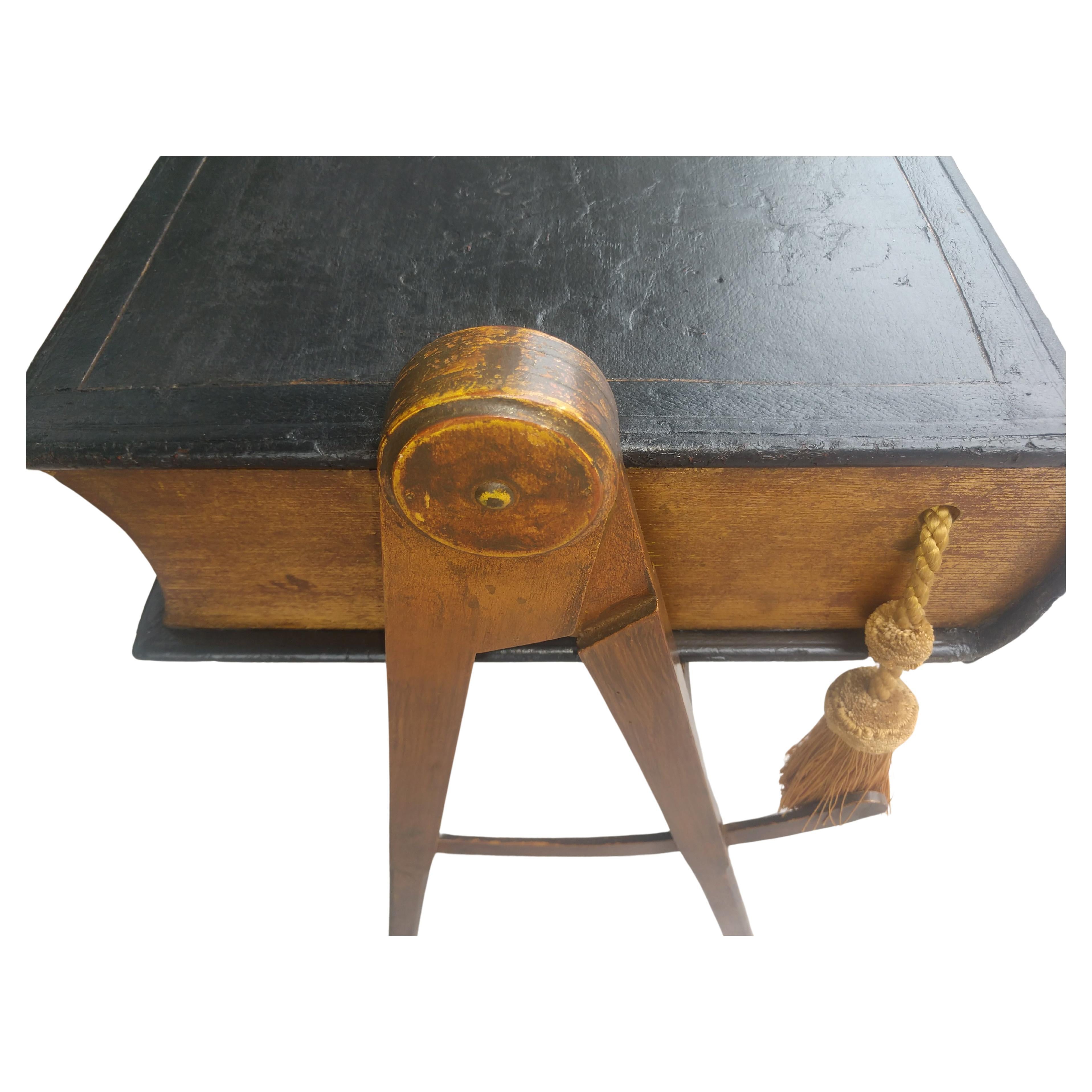 Raro y fabuloso libro de imitación del siglo XIX con patas de compás como patas. Pintura mostaza en las patas con dorado en las páginas del libro encuadernado en cuero. Parece ser borla original.. Posiblemente se utilizó para guardar una Biblia. Sin