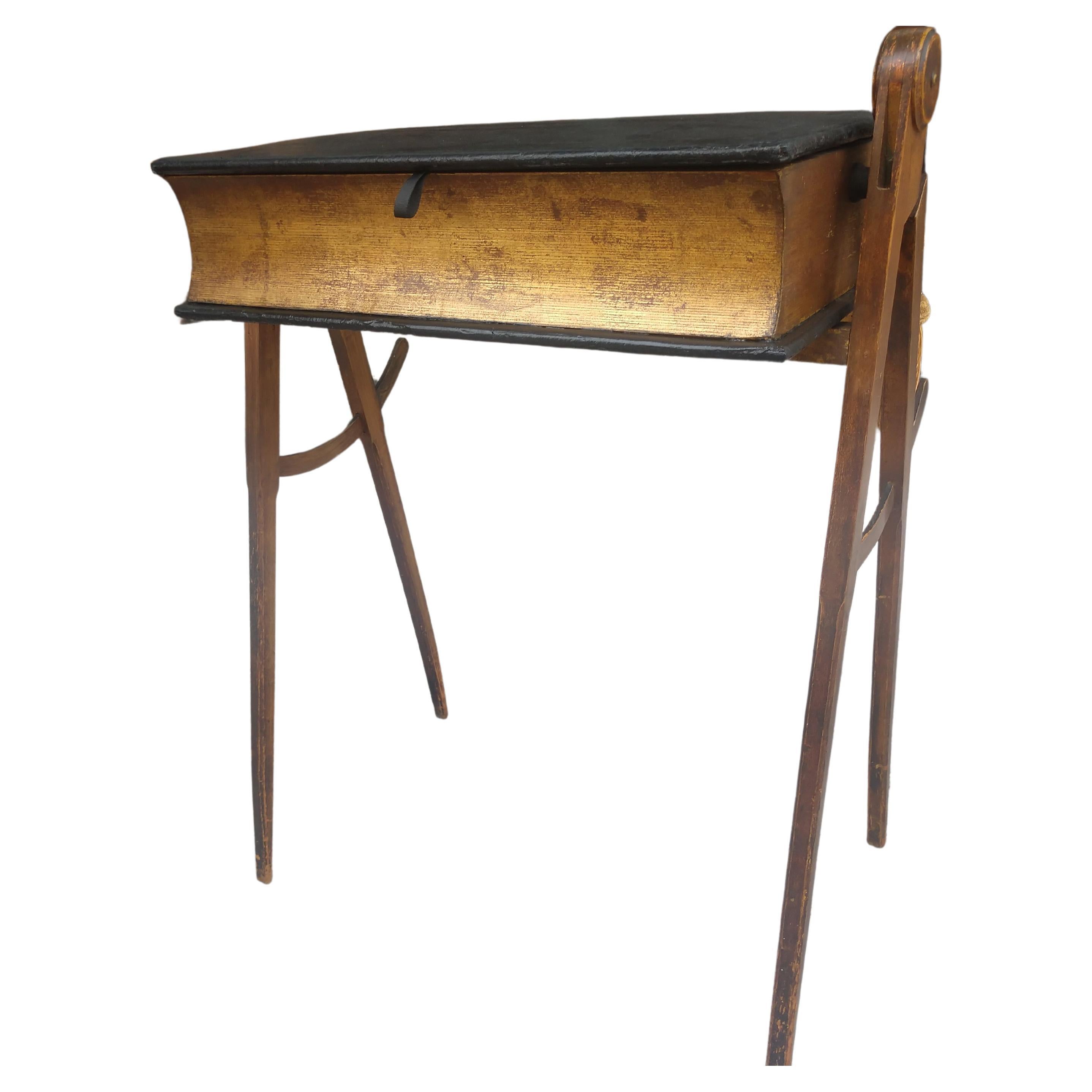 Mesa masónica del siglo XIX con compartimento para Biblia de cuero Tapa abatible Patas de compás Tallado a mano en venta