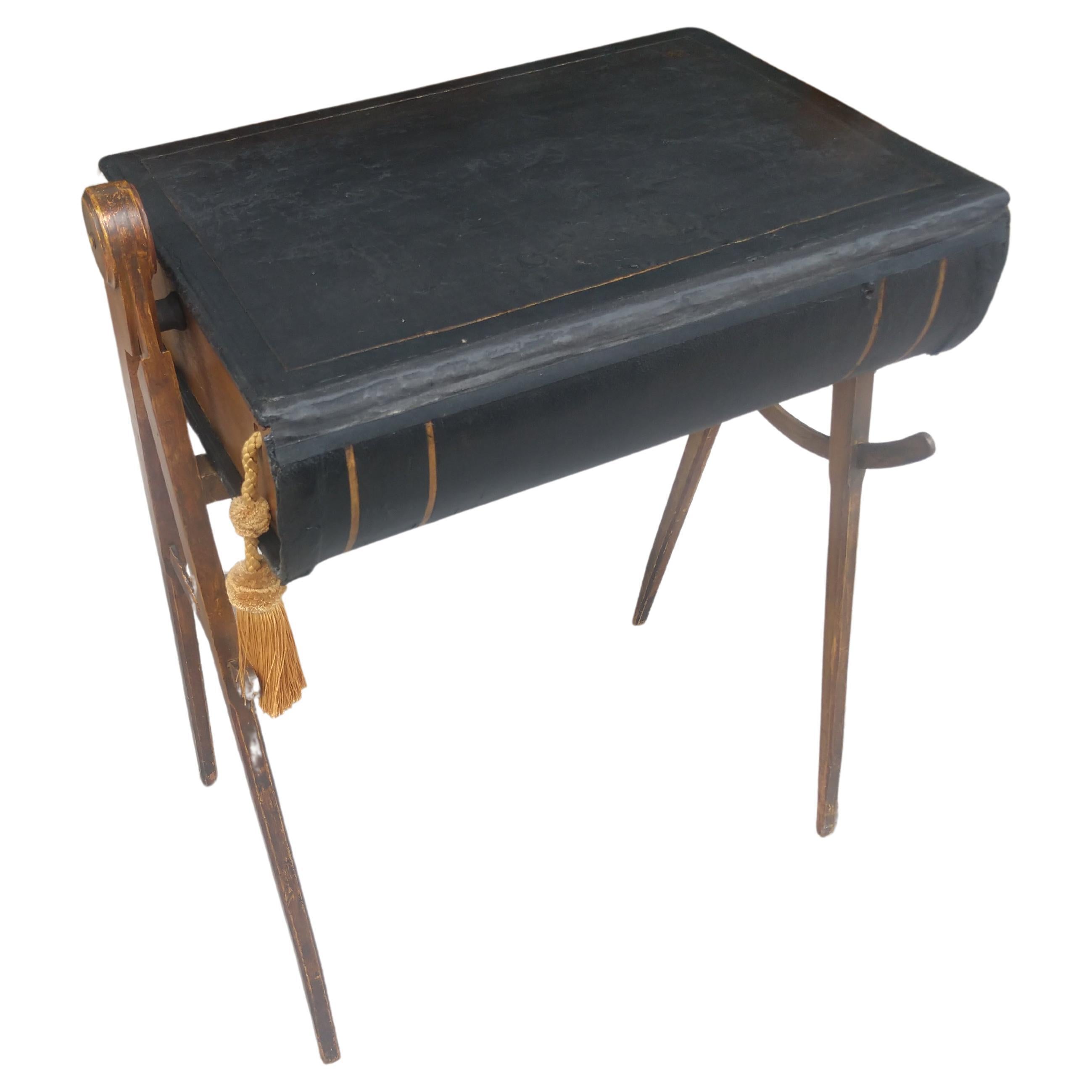 Mesa masónica del siglo XIX con compartimento para Biblia de cuero Tapa abatible Patas de compás Mediados del siglo XIX en venta
