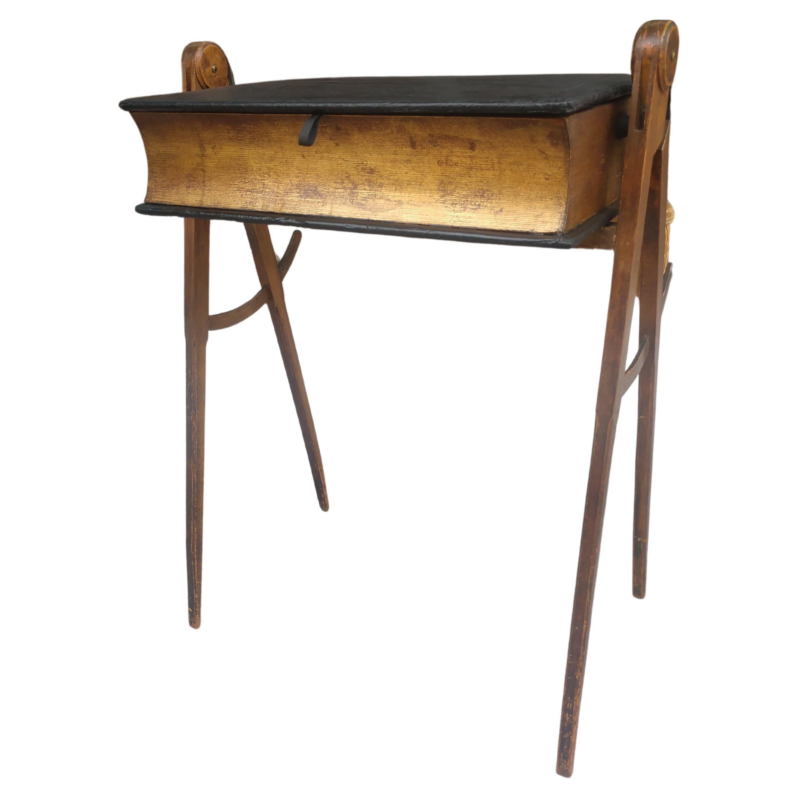 Mesa masónica del siglo XIX con compartimento para Biblia de cuero Tapa abatible Patas de compás Cuero en venta