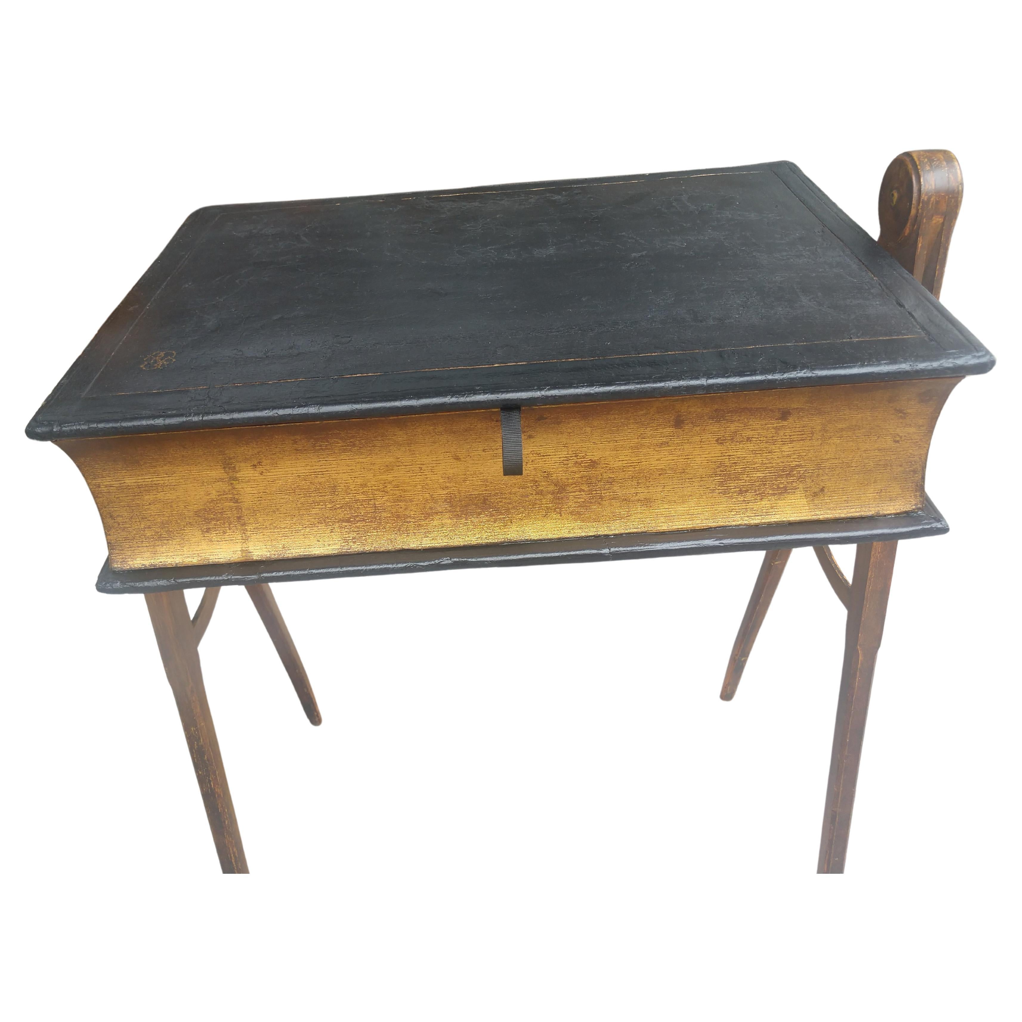 Mesa masónica del siglo XIX con compartimento para Biblia de cuero Tapa abatible Patas de compás en venta 1