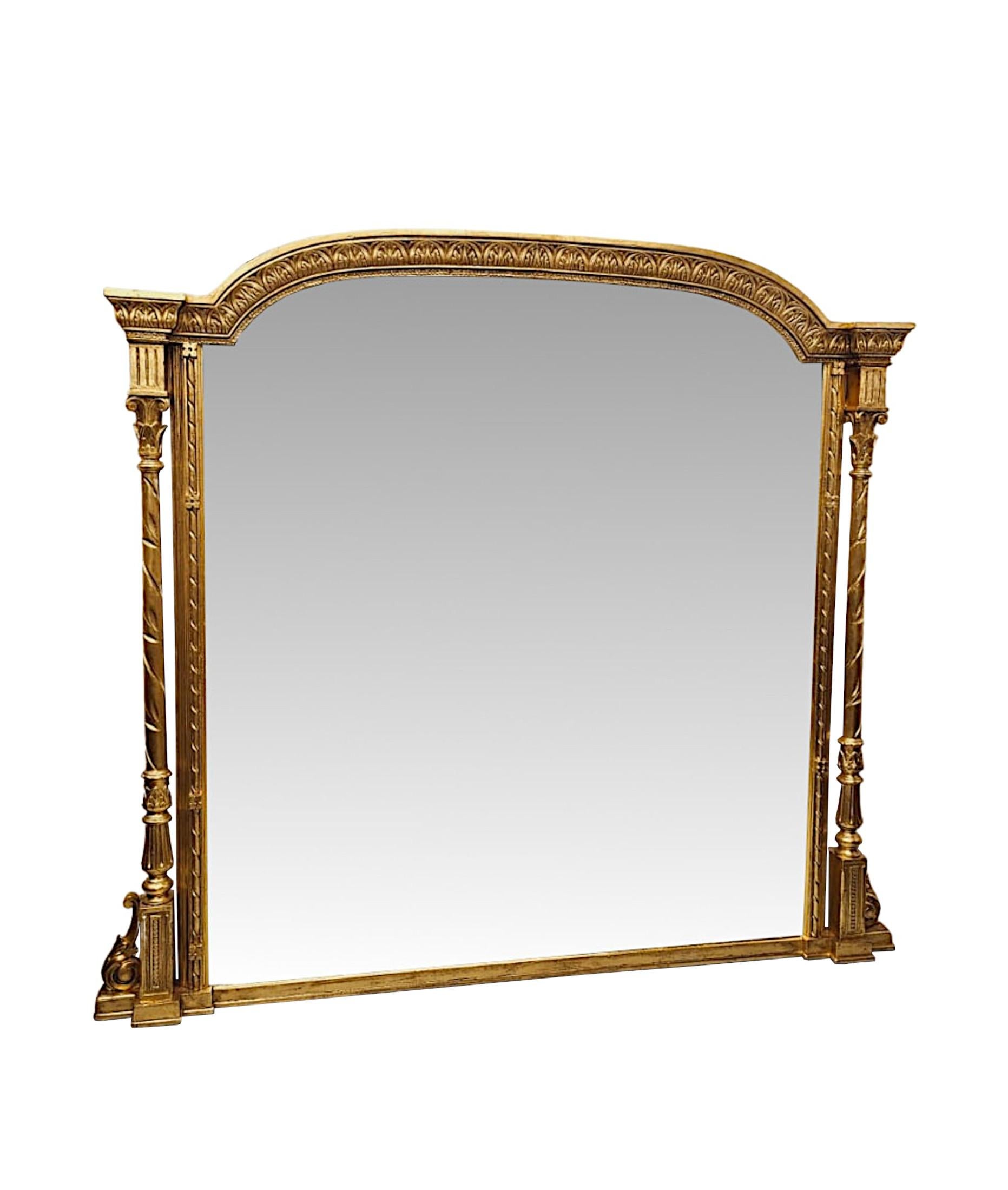 Exceptionnel miroir à trumeau en bois doré du XIXe siècle, de grandes proportions, finement sculpté à la main et d'une qualité stupéfiante.   La plaque de verre miroir de forme rectangulaire est enchâssée dans un superbe cadre en bois doré mouluré