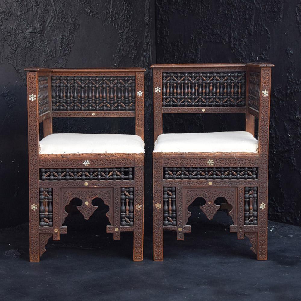 Passendes Paar maurische syrische handgefertigte Stühle aus dem 19. Jahrhundert im Zustand „Relativ gut“ im Angebot in London, GB