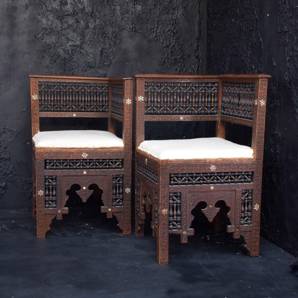 Passendes Paar maurische syrische handgefertigte Stühle aus dem 19. Jahrhundert im Angebot 1