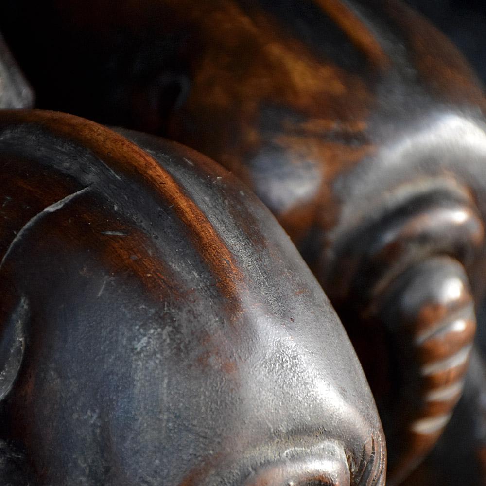 Paire de lions couchés en acajou sculpté du 19e siècle en vente 3