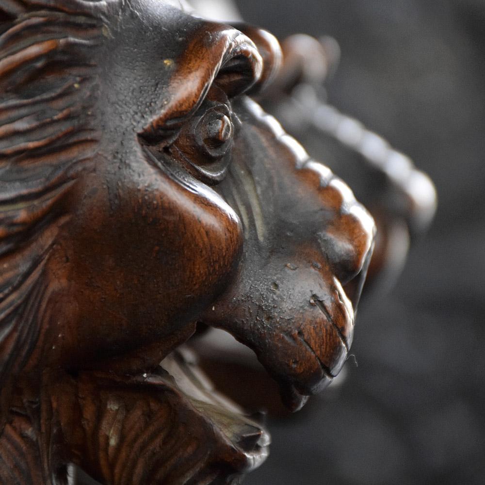 Liegende geschnitzte Mahagoni-Löwen
Wir sind stolz darauf, ein hochdekoratives Paar von handgeschnitzten, liegenden Löwenfiguren aus Mahagoni anbieten zu können. Diese 2 Exemplare weisen eine klassische dekorative Qualität auf, mit tiefer Patina
