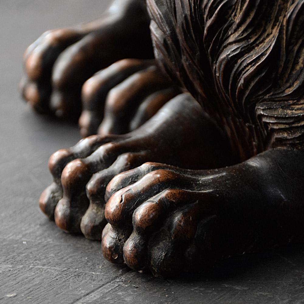 Début de l'époque victorienne Paire de lions couchés en acajou sculpté du 19e siècle en vente