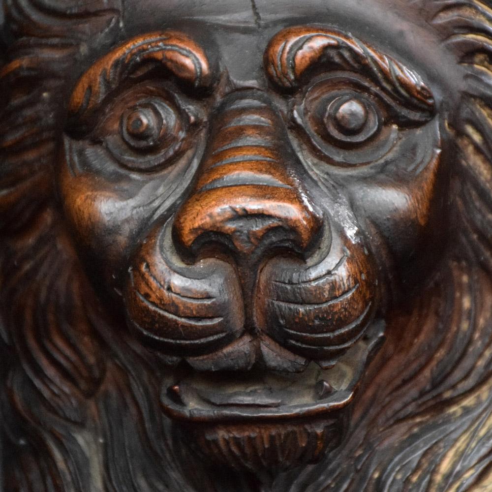 19. Jahrhundert Paar liegende geschnitzte Mahagoni-Löwen (Britisch) im Angebot