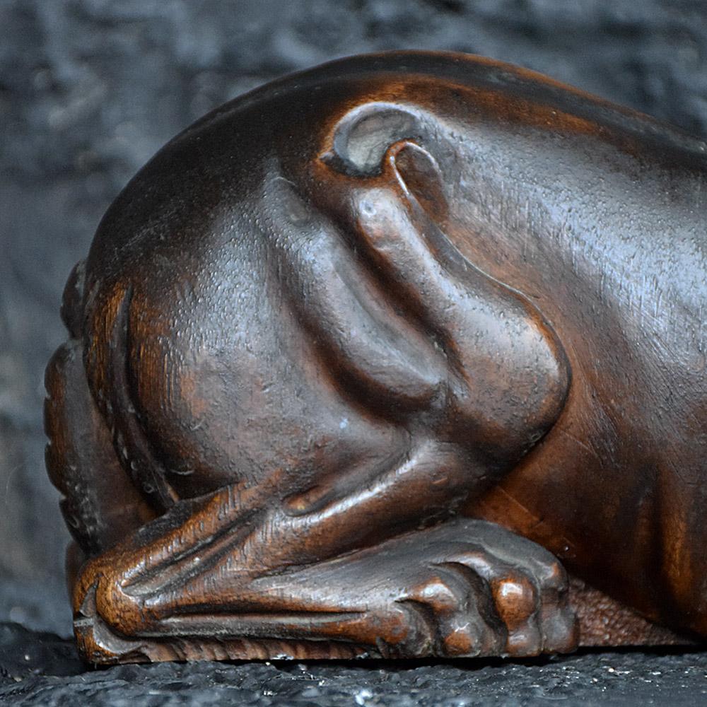 Sculpté à la main Paire de lions couchés en acajou sculpté du 19e siècle en vente