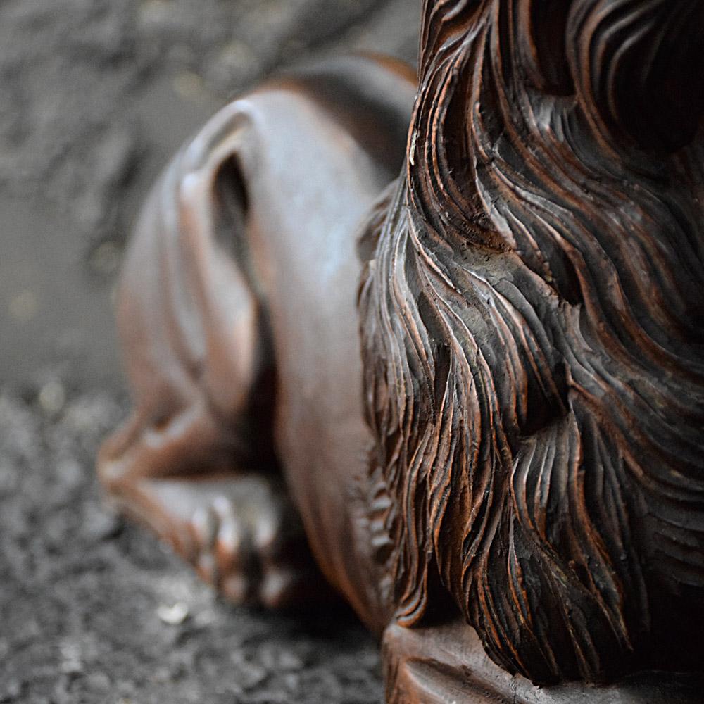 Milieu du XIXe siècle Paire de lions couchés en acajou sculpté du 19e siècle en vente