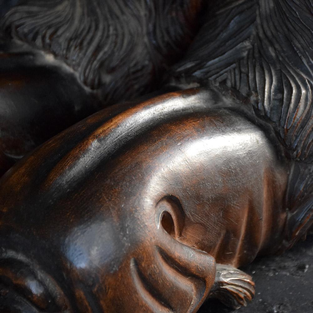 Paire de lions couchés en acajou sculpté du 19e siècle en vente 1