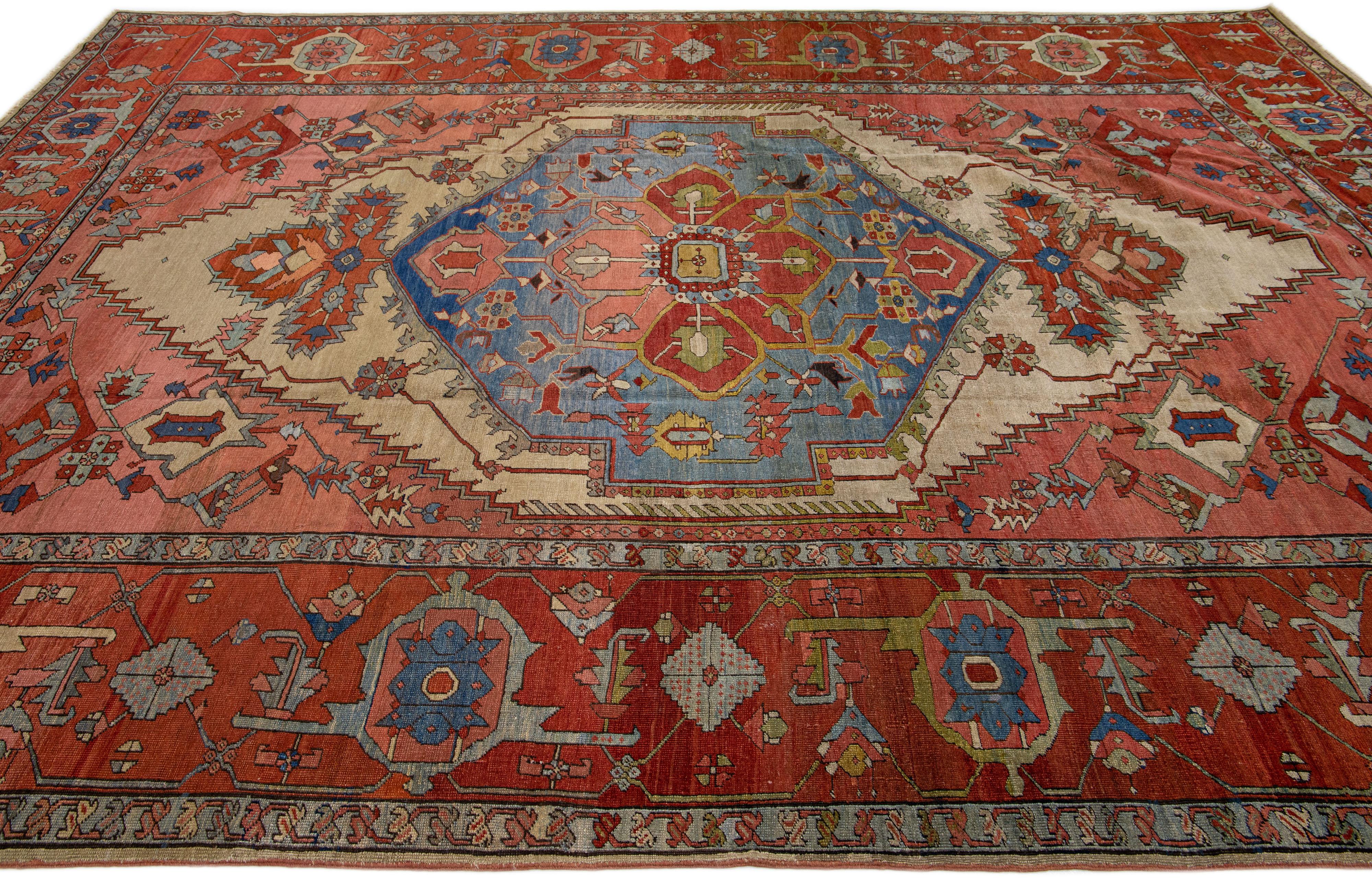 Perse Tapis Serapi ancien en laine rouillée du 19ème siècle avec médaillon, fait à la main en vente