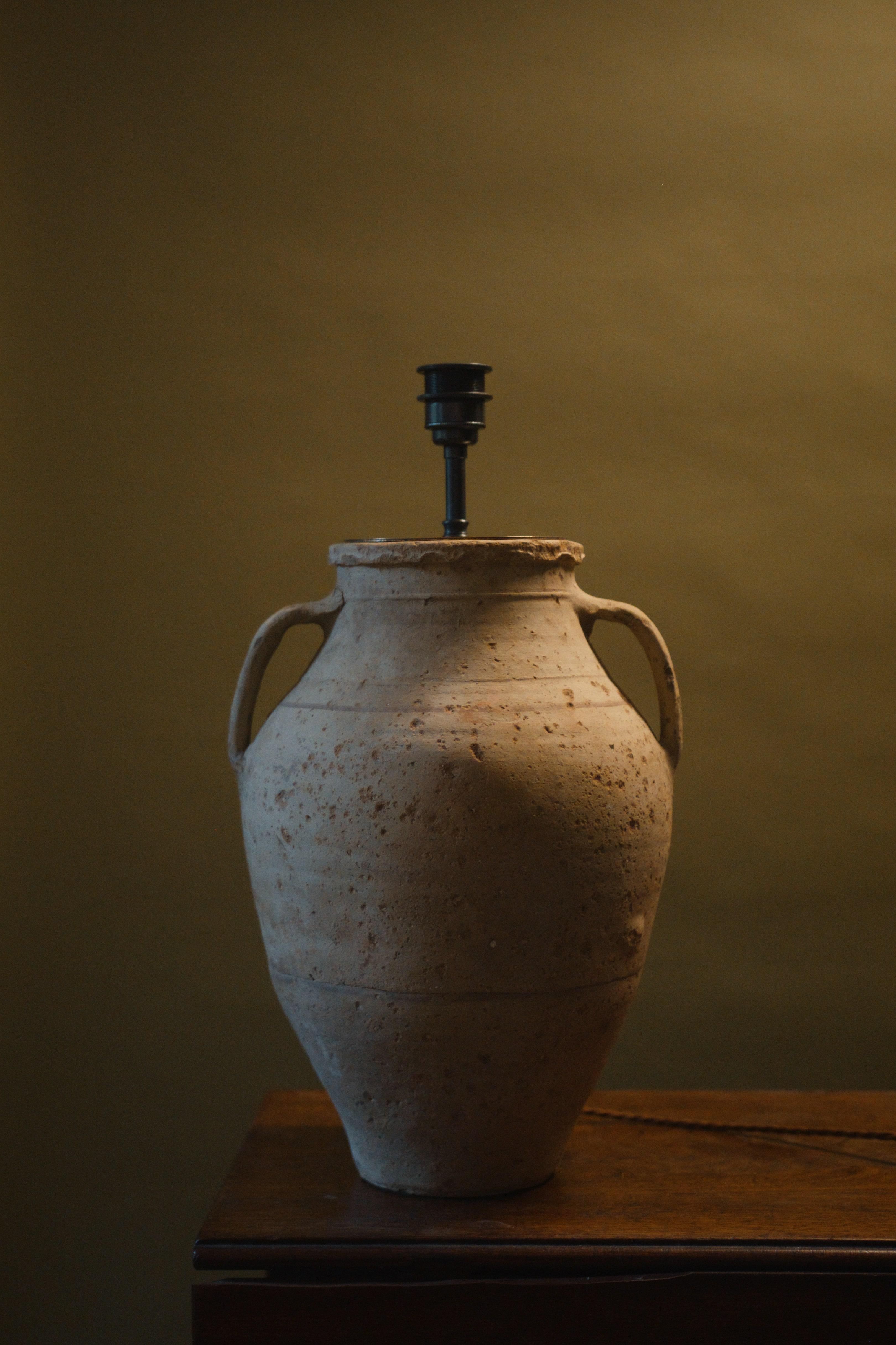 20th Century Mediterranean Clay Pot Lamp – Vintage Handcrafted Lighting for Coun In Good Condition In London, GB
