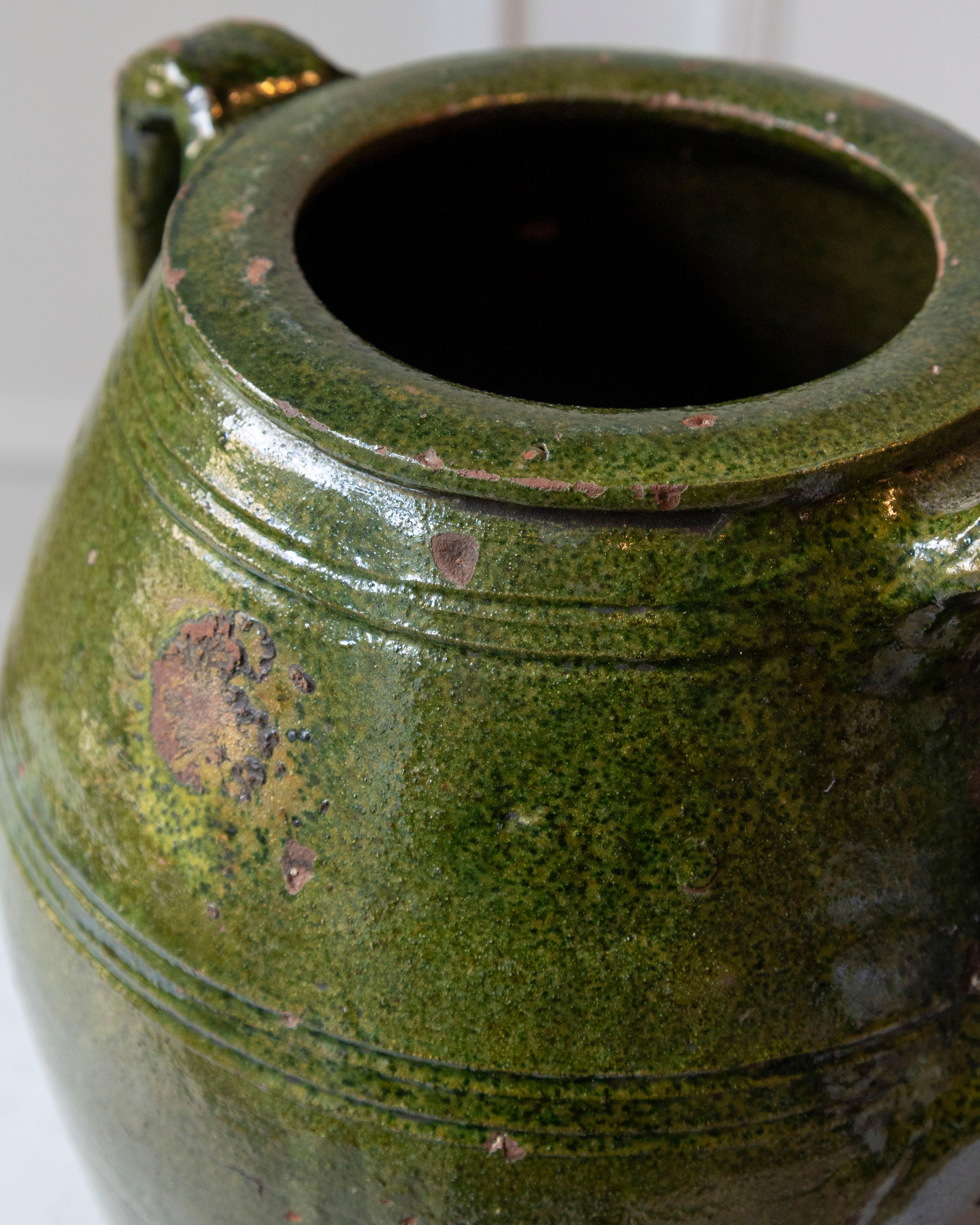 Jarra mediterránea del siglo XIX de terracota vidriada en verde con dos asas en venta 5