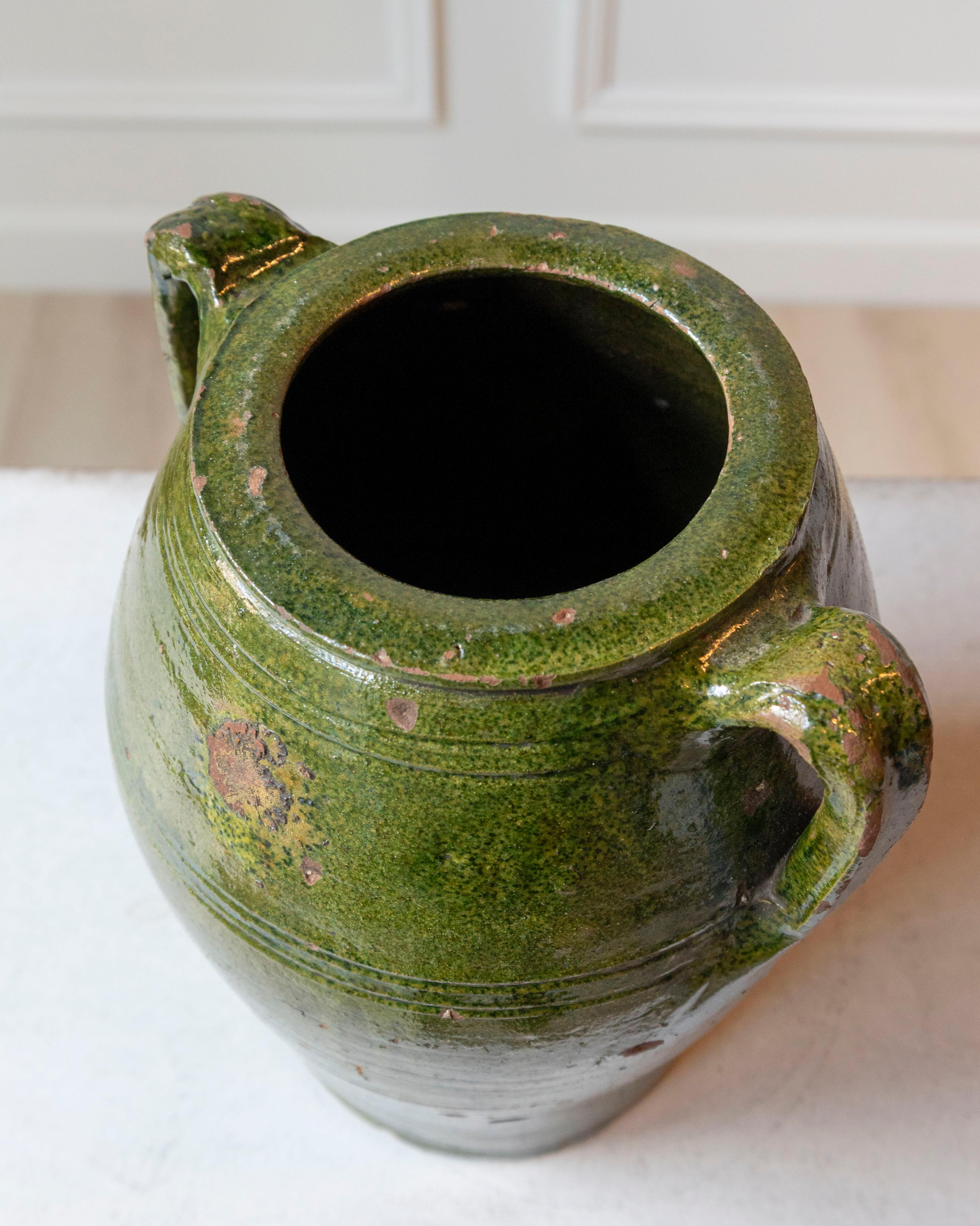 Jarra mediterránea del siglo XIX de terracota vidriada en verde con dos asas en venta 6