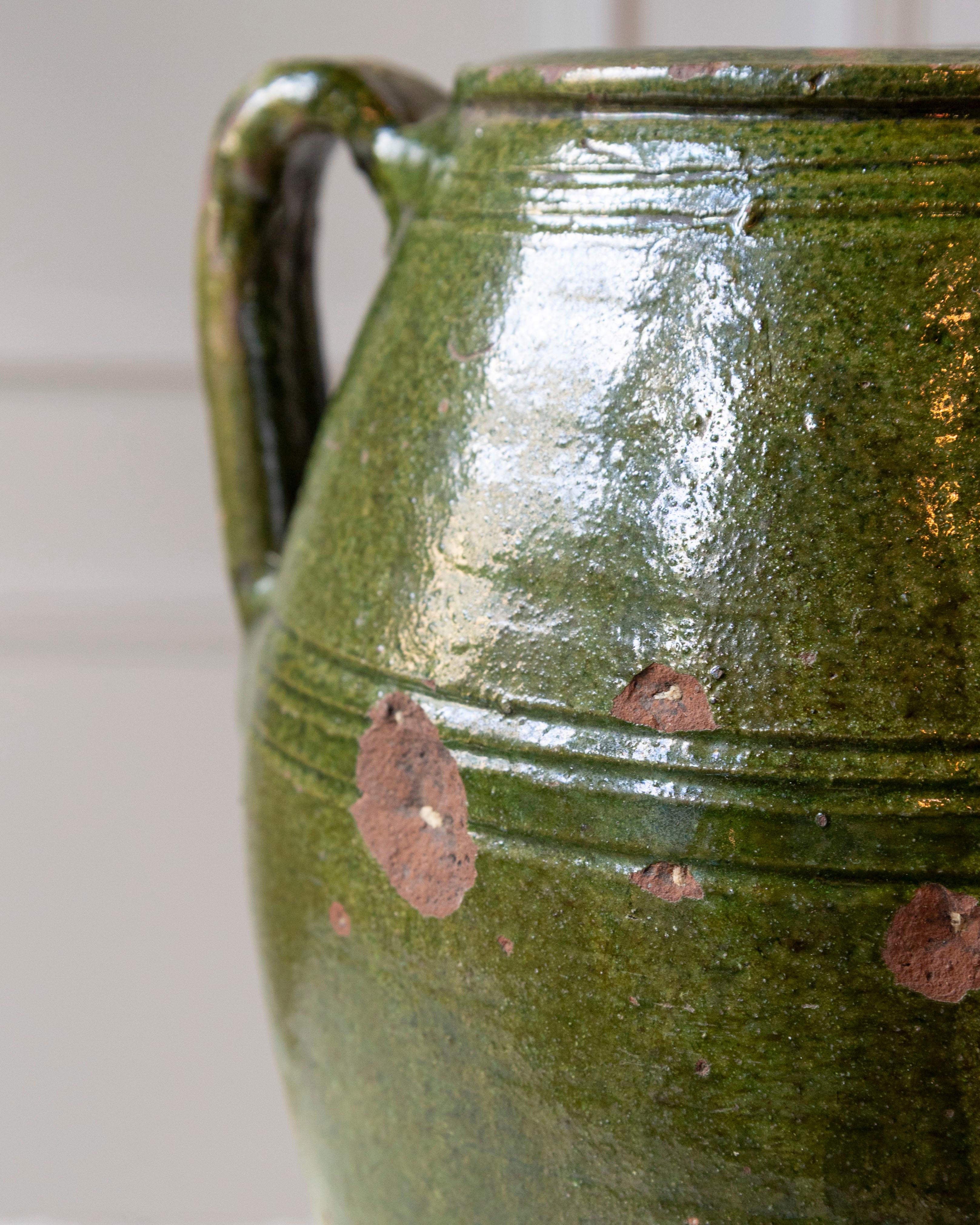 Jarra mediterránea del siglo XIX de terracota vidriada en verde con dos asas en venta 7
