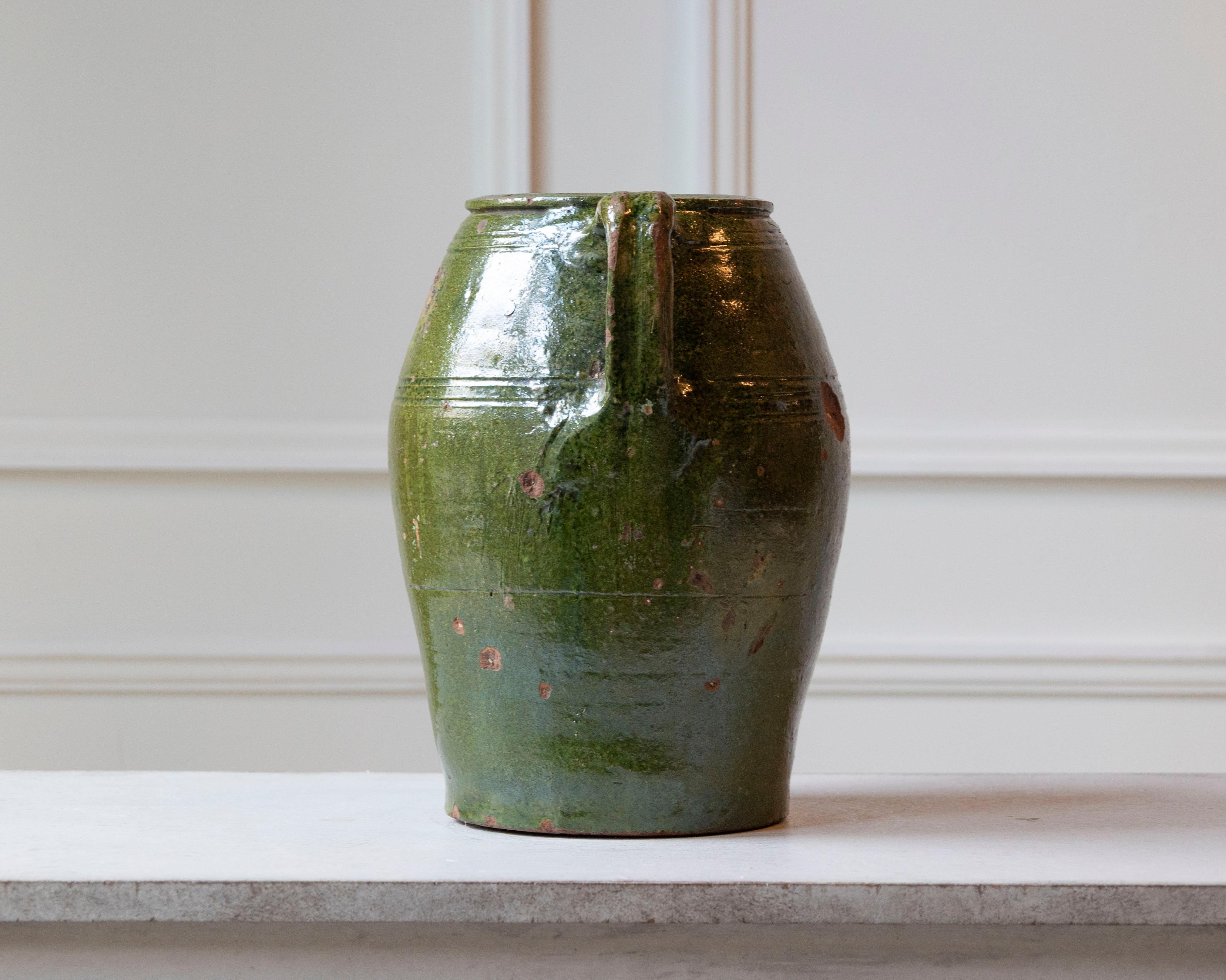 Jarra mediterránea del siglo XIX de terracota vidriada en verde con dos asas Balcánico en venta