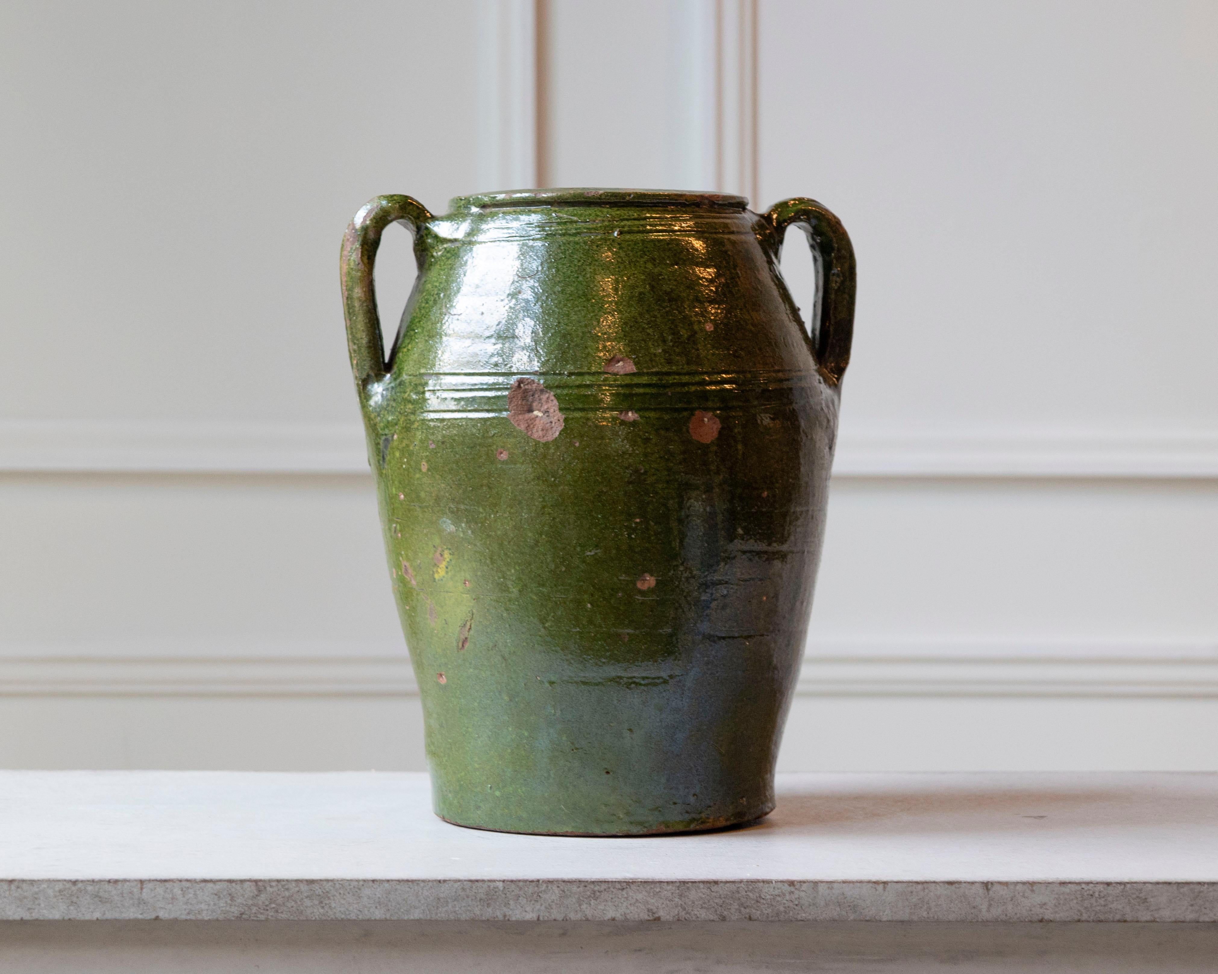 Jarra mediterránea del siglo XIX de terracota vidriada en verde con dos asas en Bueno estado para la venta en Atlanta, GA