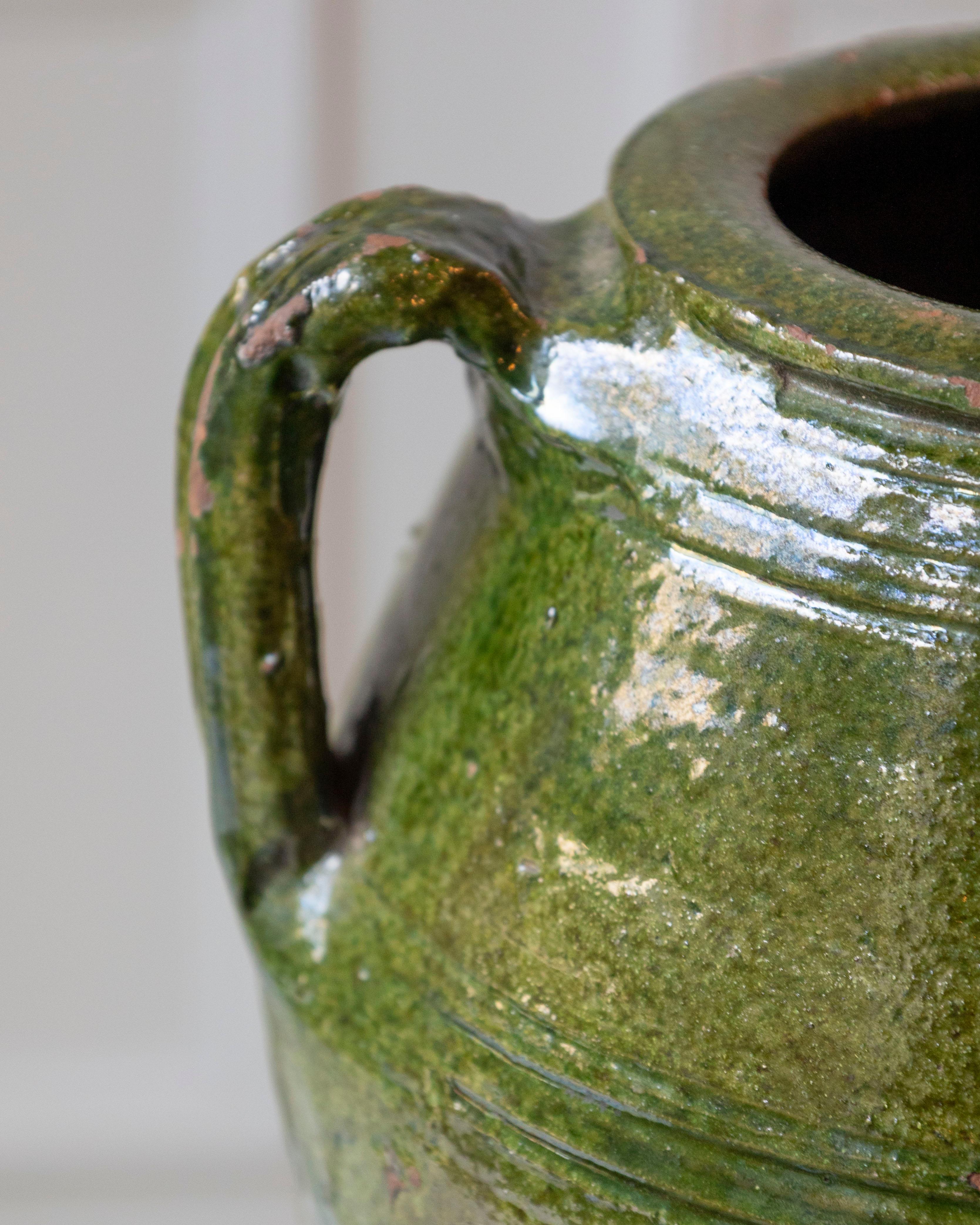 Jarra mediterránea del siglo XIX de terracota vidriada en verde con dos asas en venta 1