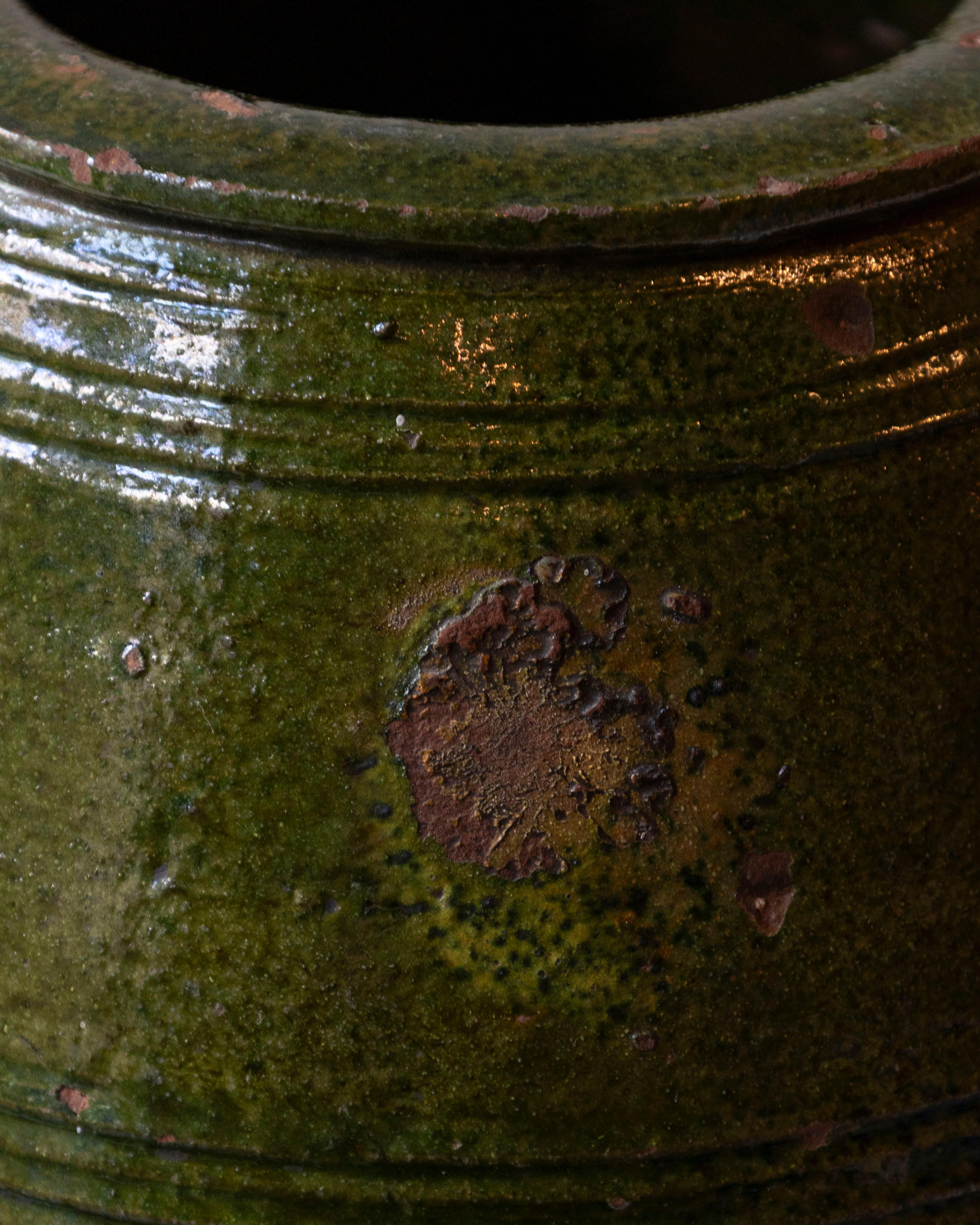 Jarra mediterránea del siglo XIX de terracota vidriada en verde con dos asas en venta 2