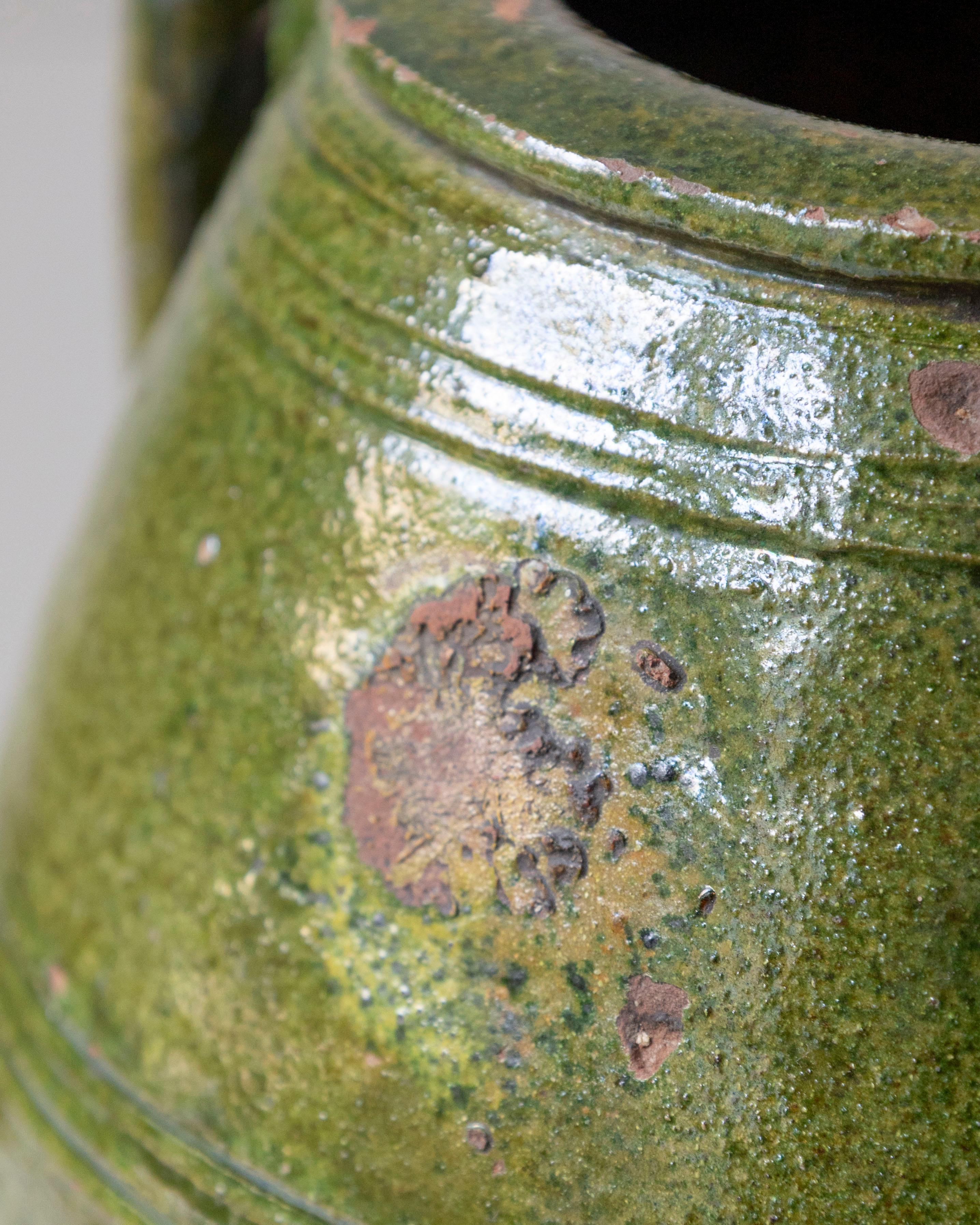 Jarra mediterránea del siglo XIX de terracota vidriada en verde con dos asas en venta 3