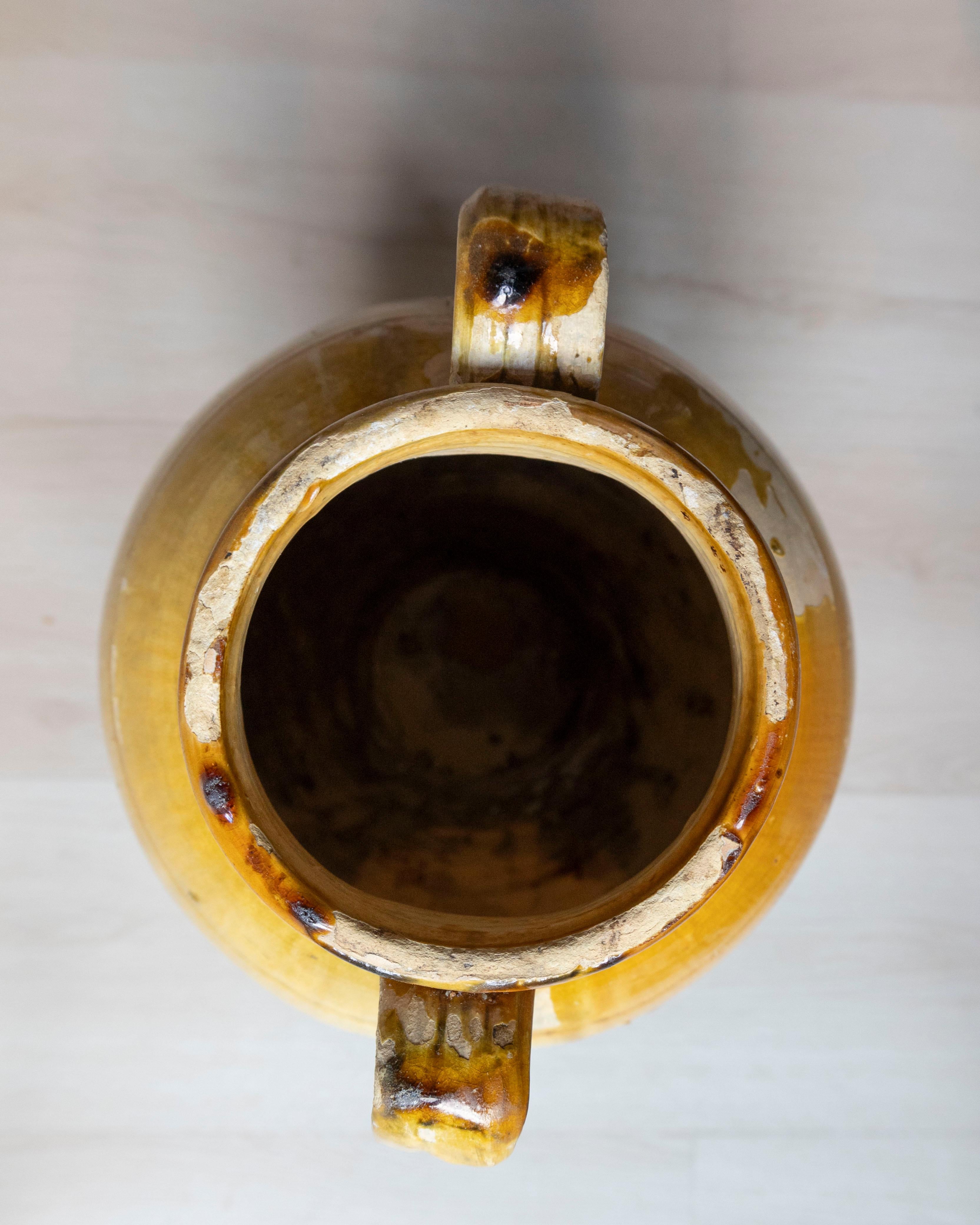 Brocca in ceramica mediterranea del XIX secolo con bordo e manici smaltati in giallo in vendita 6