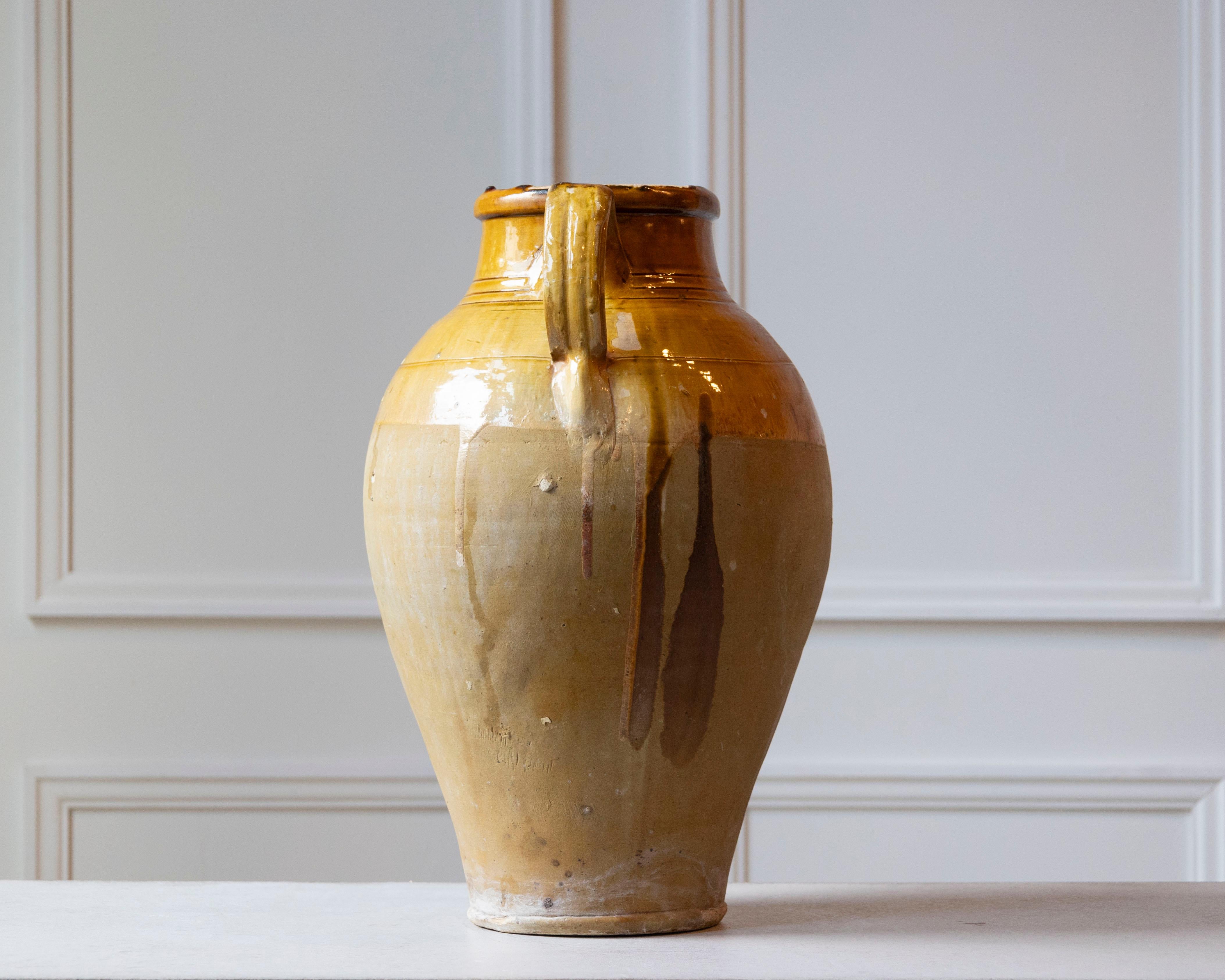 Italiano Brocca in ceramica mediterranea del XIX secolo con bordo e manici smaltati in giallo in vendita