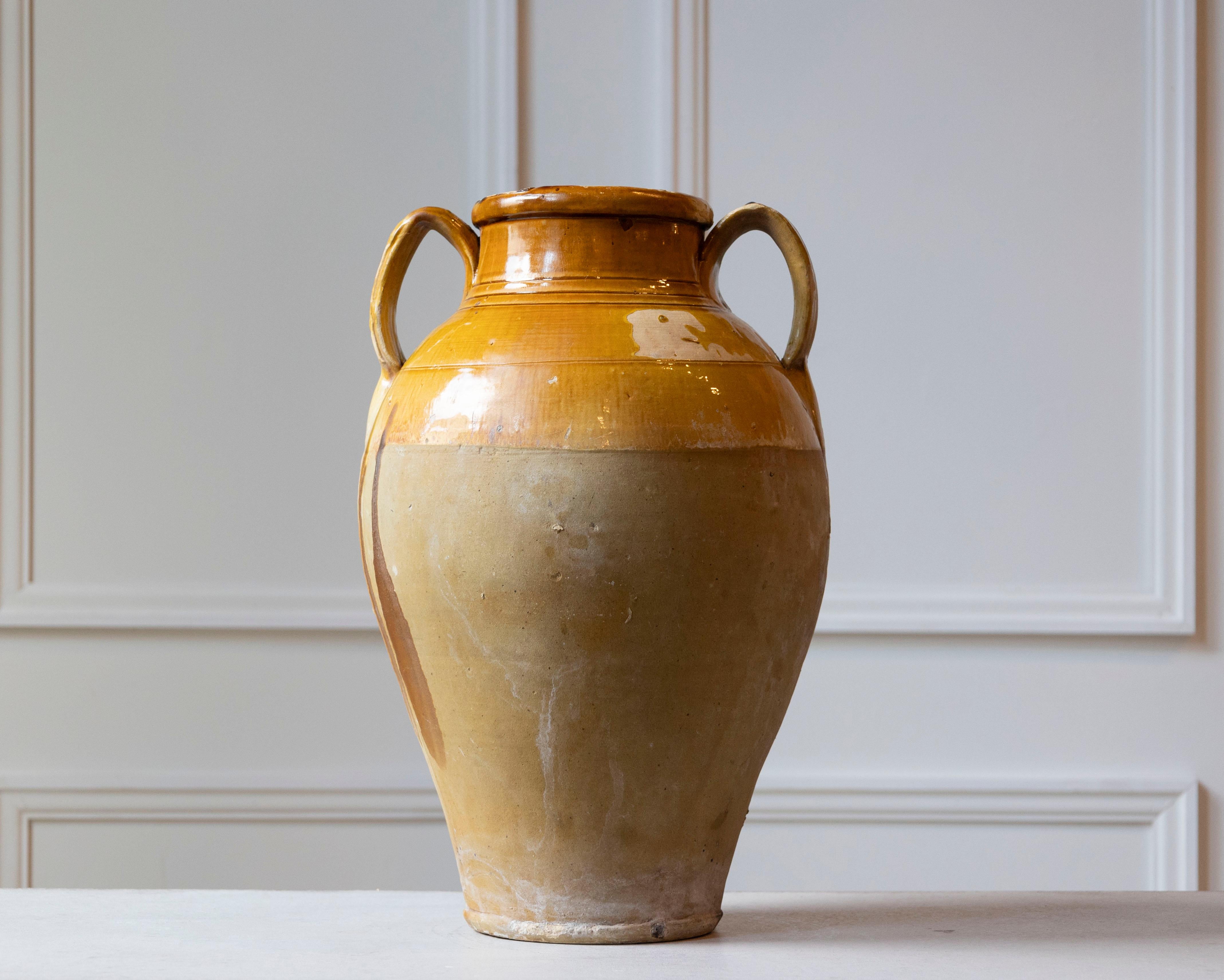 Brocca in ceramica mediterranea del XIX secolo con bordo e manici smaltati in giallo In condizioni buone in vendita a Atlanta, GA