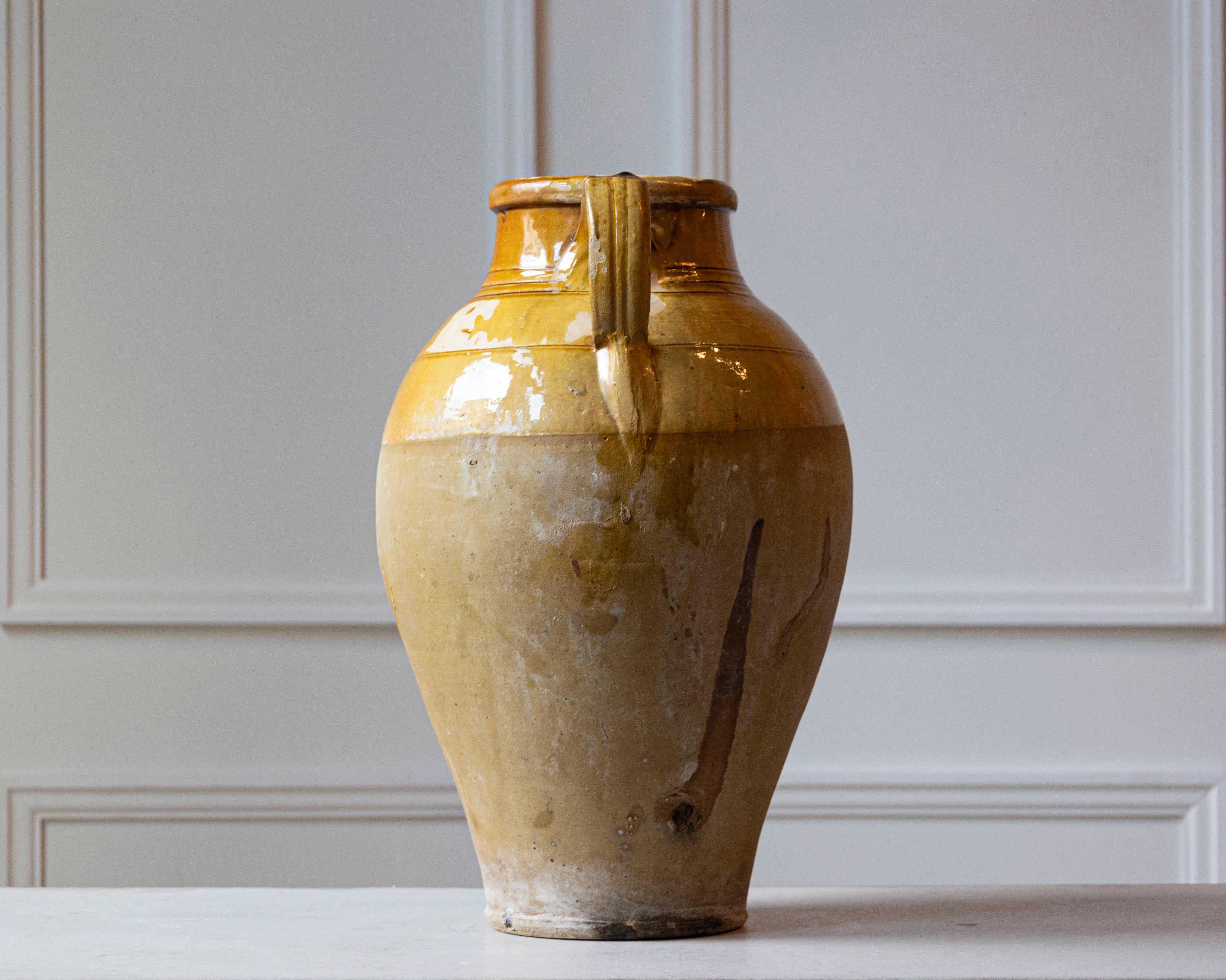 Terracotta Brocca in ceramica mediterranea del XIX secolo con bordo e manici smaltati in giallo in vendita