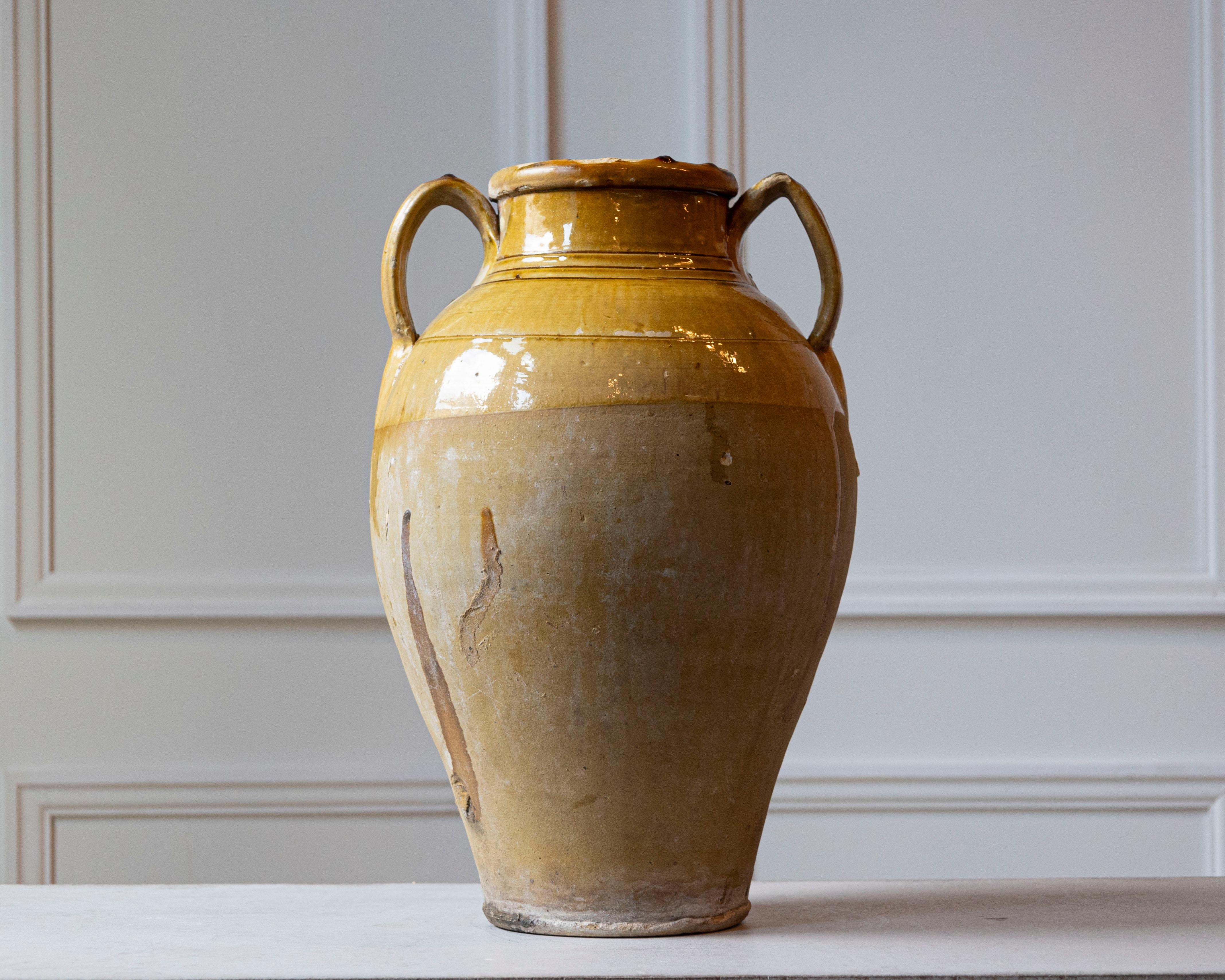 Brocca in ceramica mediterranea del XIX secolo con bordo e manici smaltati in giallo in vendita 1