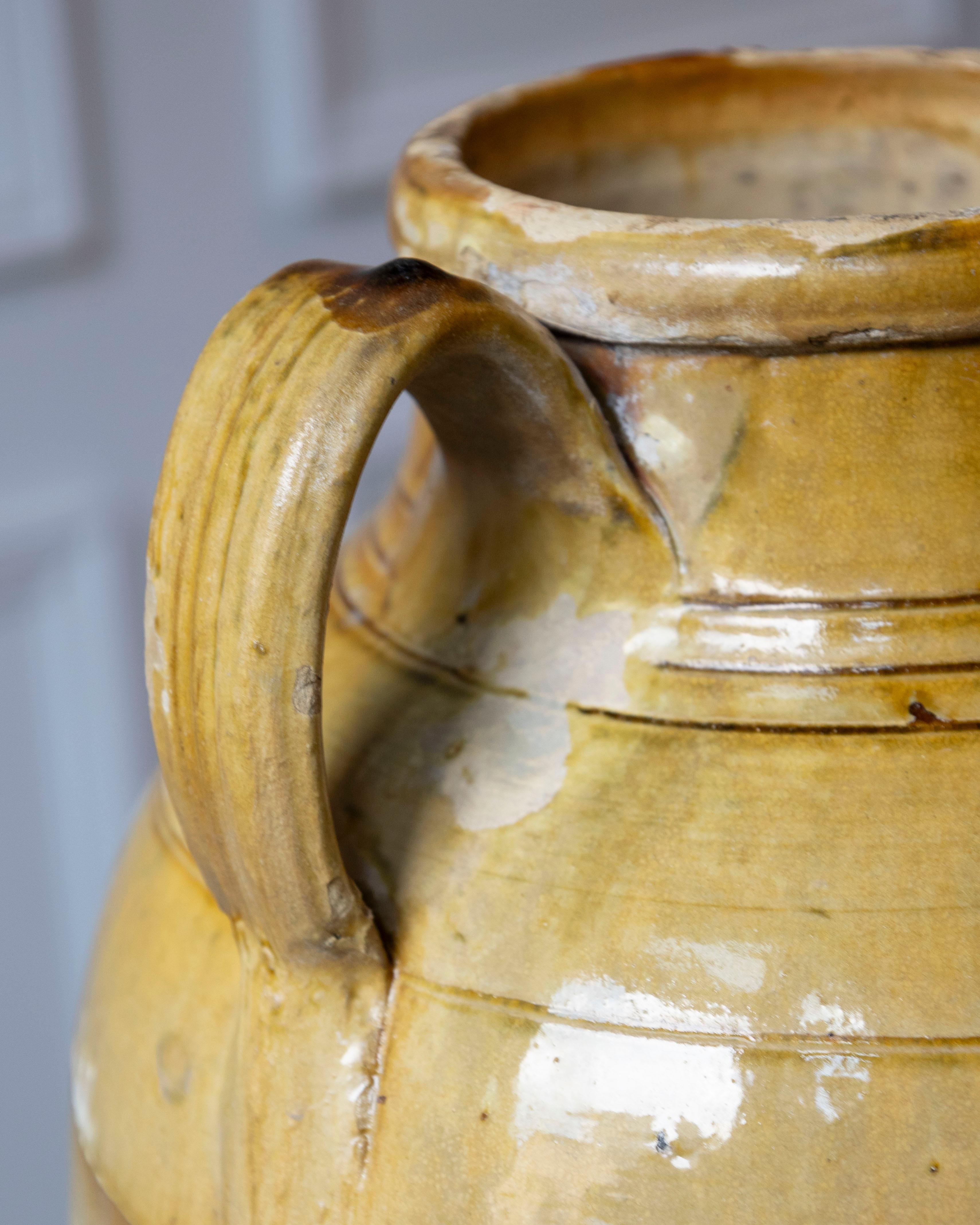 Brocca in ceramica mediterranea del XIX secolo con bordo e manici smaltati in giallo in vendita 2