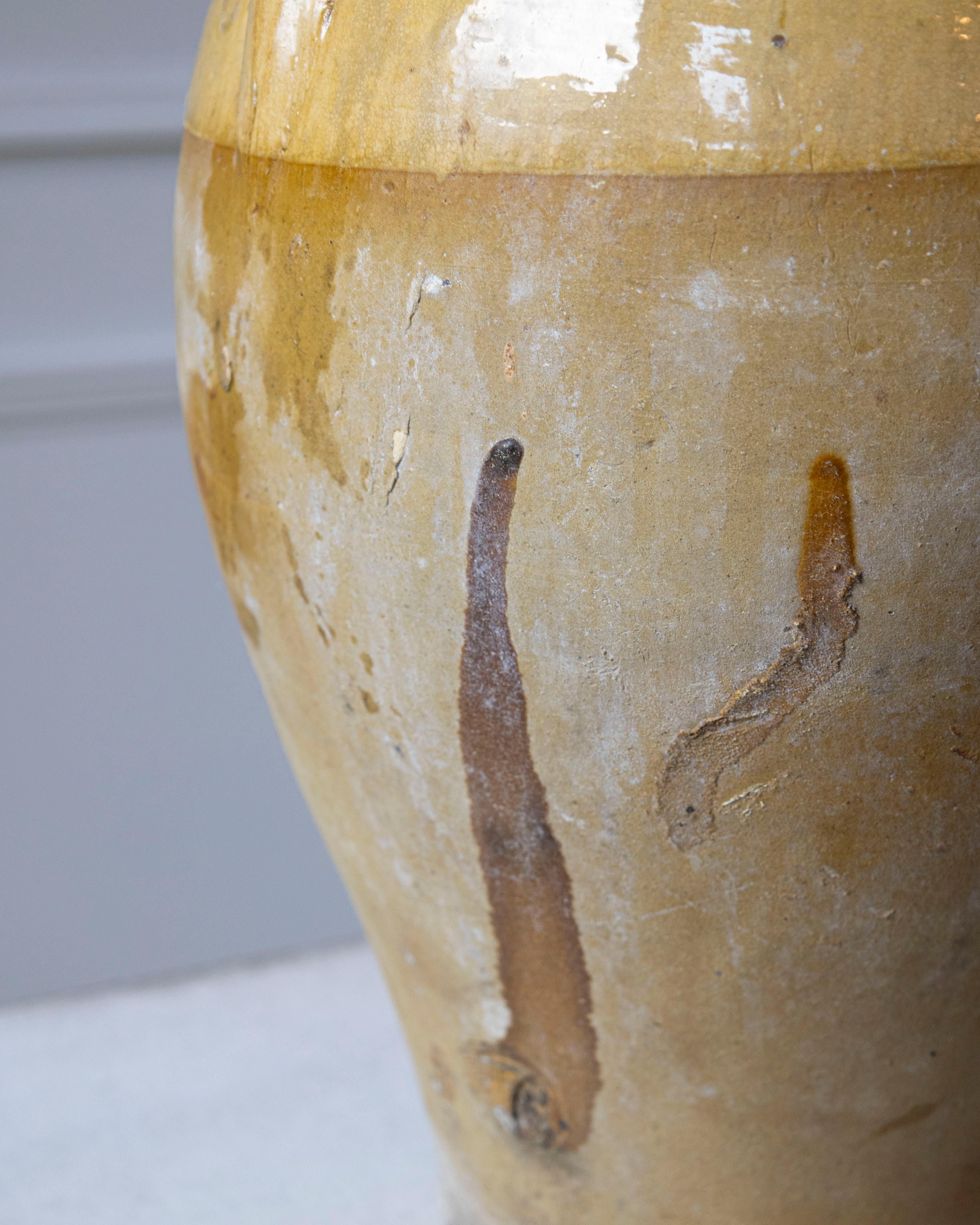 Brocca in ceramica mediterranea del XIX secolo con bordo e manici smaltati in giallo in vendita 3