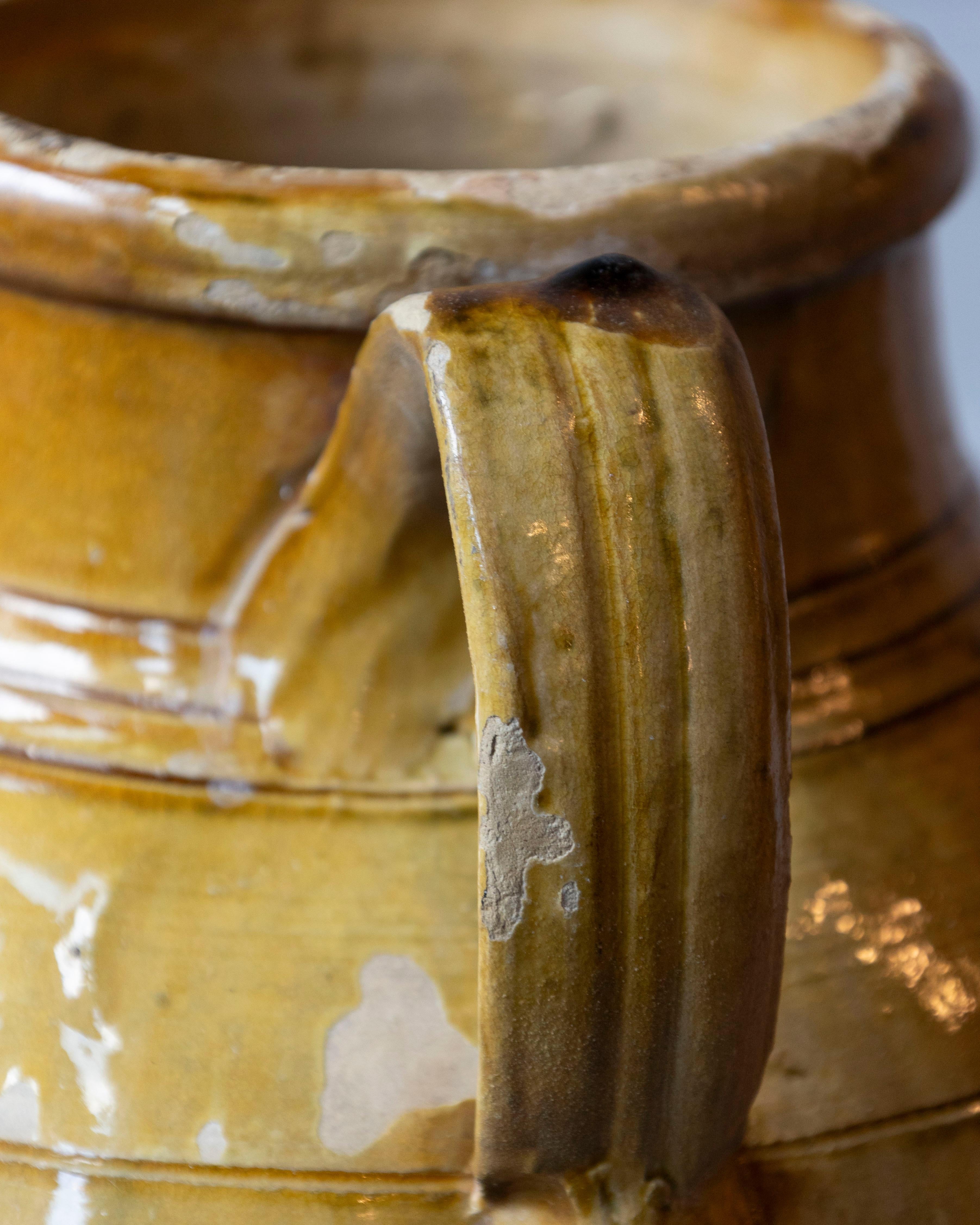 Brocca in ceramica mediterranea del XIX secolo con bordo e manici smaltati in giallo in vendita 4