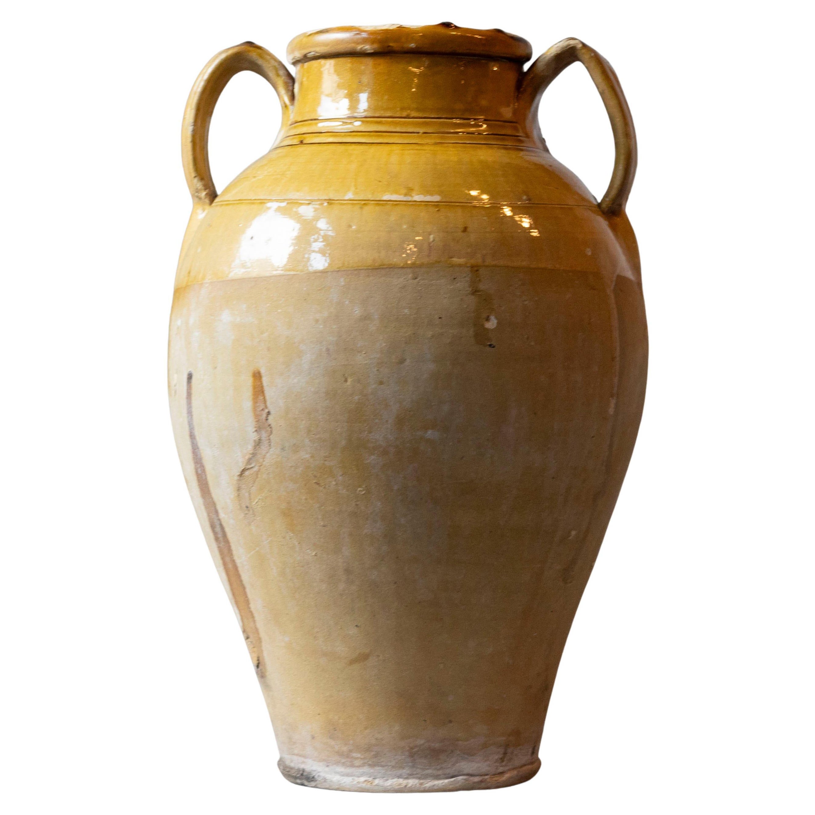 Brocca in ceramica mediterranea del XIX secolo con bordo e manici smaltati in giallo in vendita