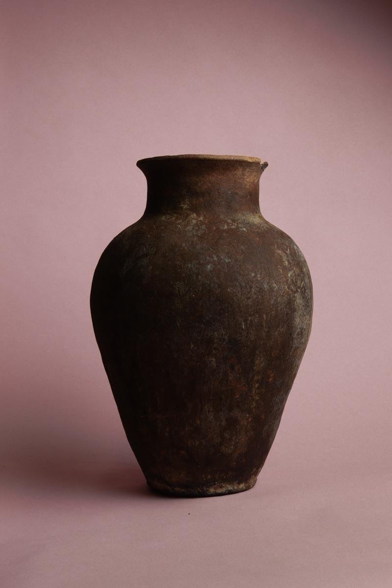  Questo vaso mediterraneo del XX secolo è una bella rappresentazione della ceramica d'epoca in argilla, storicamente utilizzata per conservare cereali o altri beni di prima necessità. Realizzato a mano con tecniche tradizionali, il vaso presenta una