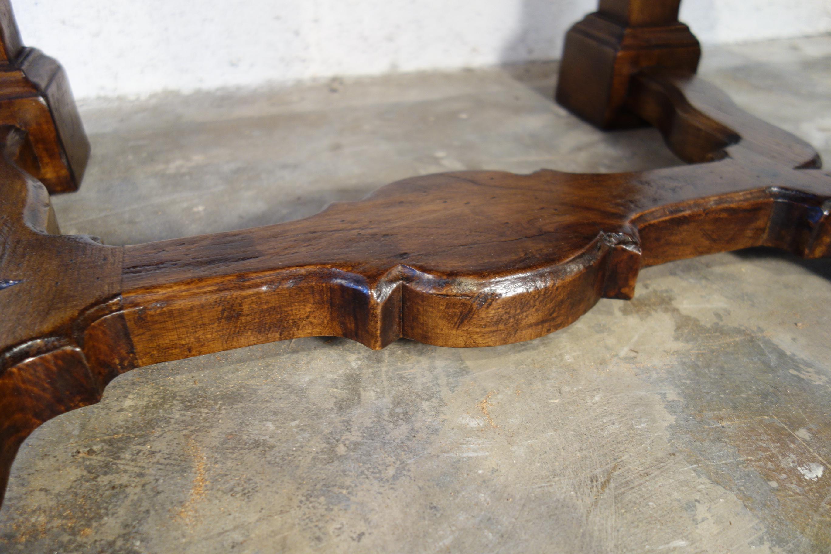 Table PORTOFINO en noyer ancien de style méditerranéen du 19e siècle Options de taille et de finition en vente 2