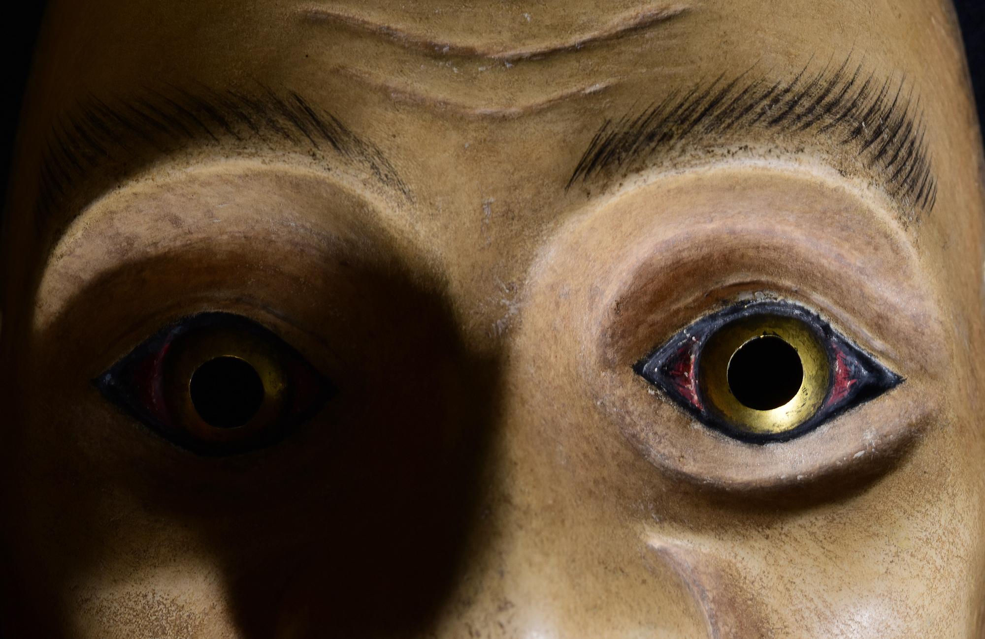Peint à la main 19e siècle, Meiji, Masque de nô japonais ancien en bois en vente