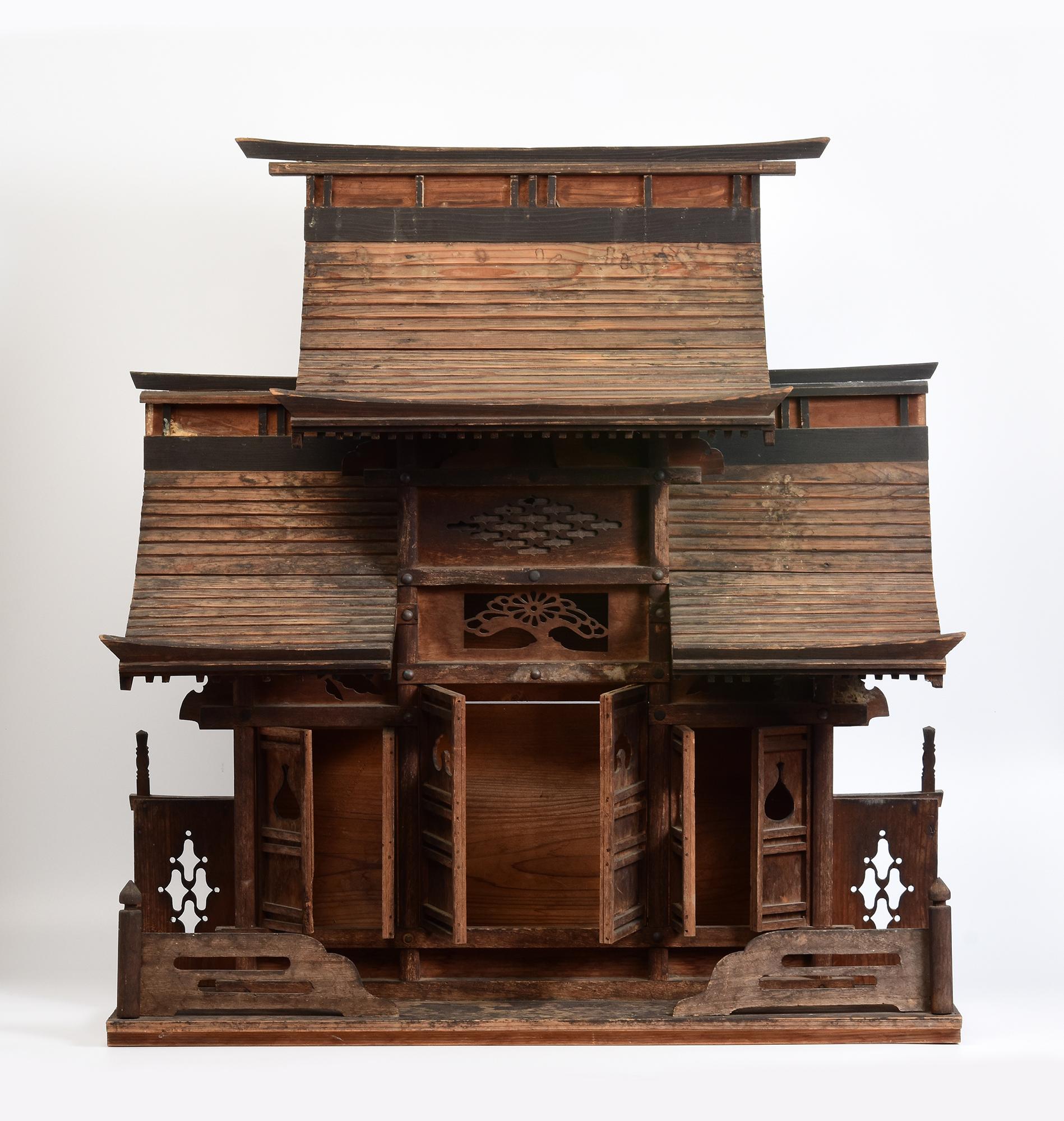 Ancien sanctuaire japonais en bois.

Age : Japon, Période Meiji, 19ème siècle
Dimensions : Hauteur 83 C.M. / Largeur 76.8 C.M. / Profondeur 29 C.M.
Condit : Bon état général (quelques dégradations attendues dues à son âge).

Satisfaction et