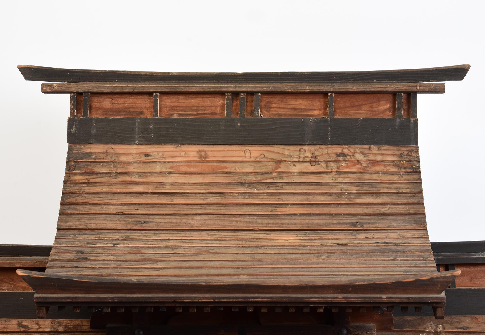 Japonais 19e siècle, Meiji, Ancien sanctuaire japonais en bois en vente