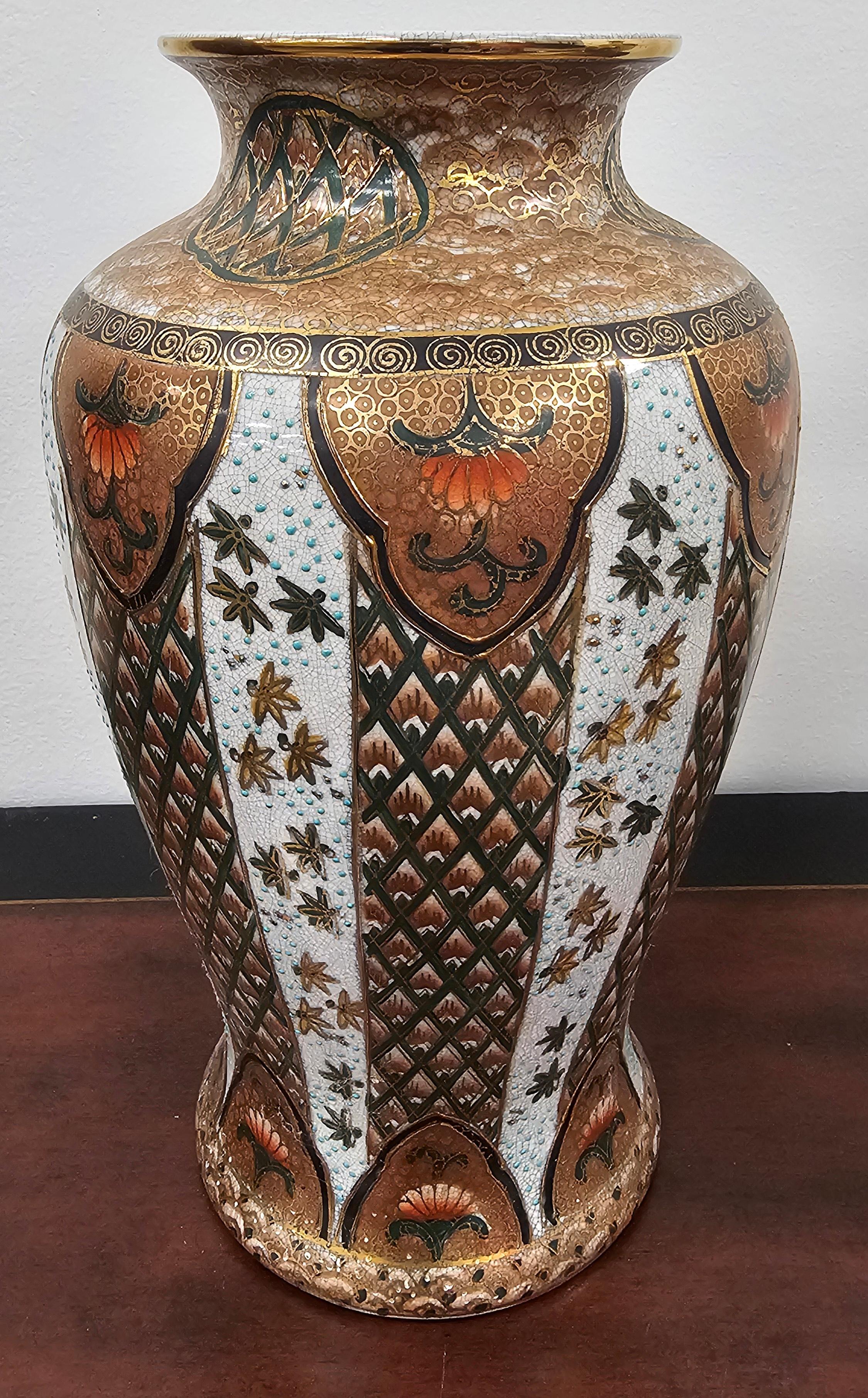 19. Jahrhundert Meiji Japanische Satsuna Enanel Porzellan Vase (Emailliert) im Angebot