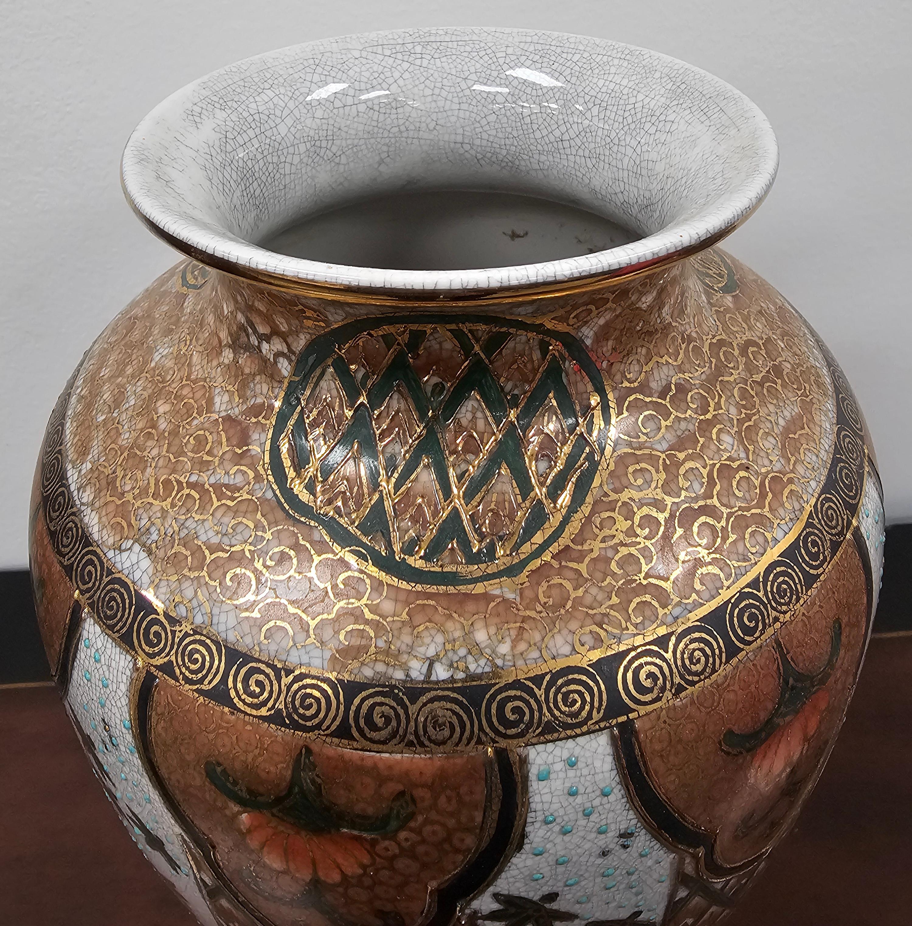 19. Jahrhundert Meiji Japanische Satsuna Enanel Porzellan Vase im Zustand „Gut“ im Angebot in Germantown, MD