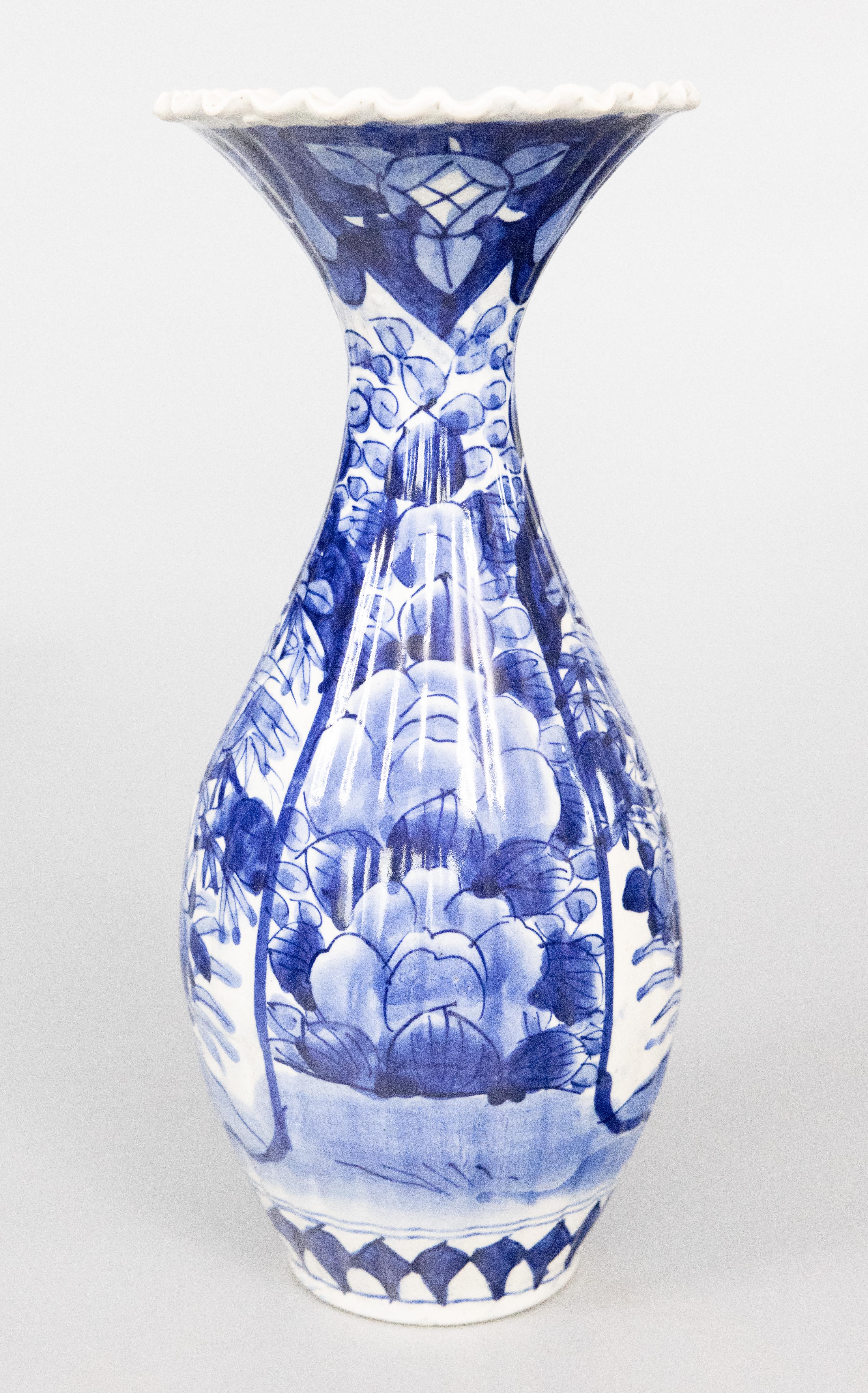 Splendido vaso floreale smerlato Imari giapponese del XIX secolo, realizzato durante il periodo Meiji. Questo raffinato vaso ha una bella forma a balaustro con un design a coste, un bordo increspato e decorazioni floreali e uccelli blu e bianchi