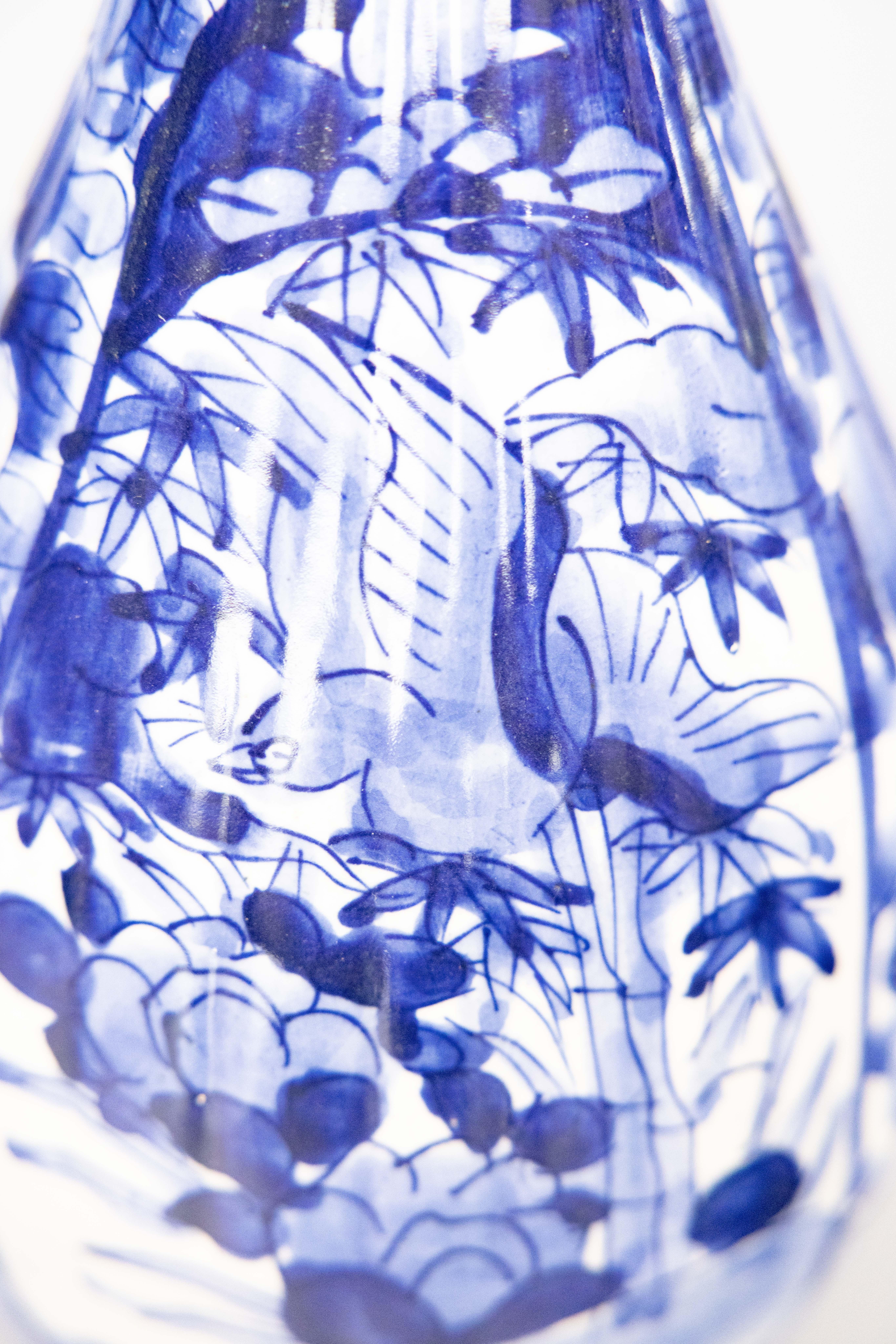Dipinto a mano Vaso in porcellana Imari Porcelain blu e bianco a coste del XIX secolo, periodo Meiji, giapponese in vendita