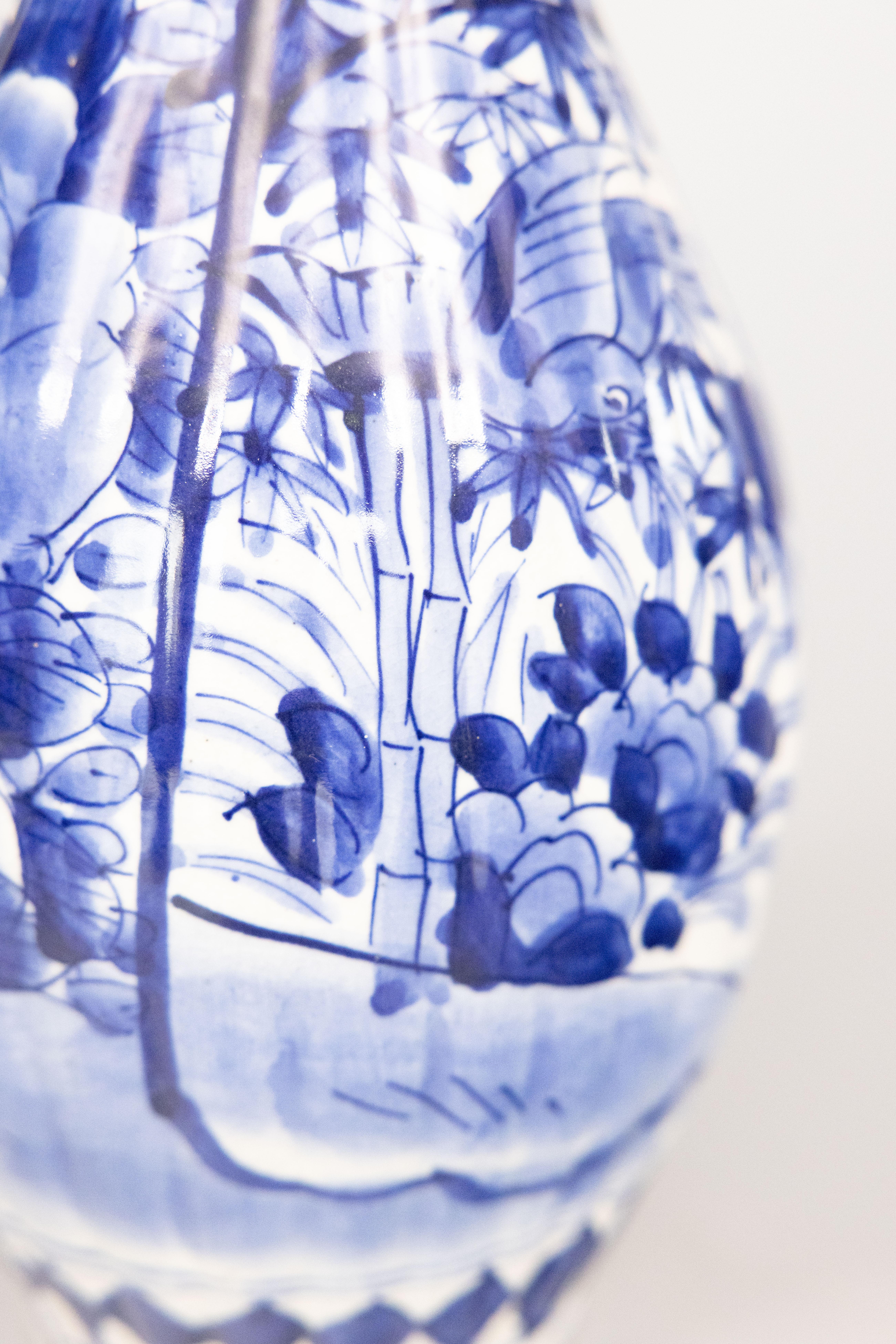 Vaso in porcellana Imari Porcelain blu e bianco a coste del XIX secolo, periodo Meiji, giapponese In condizioni buone in vendita a Pearland, TX