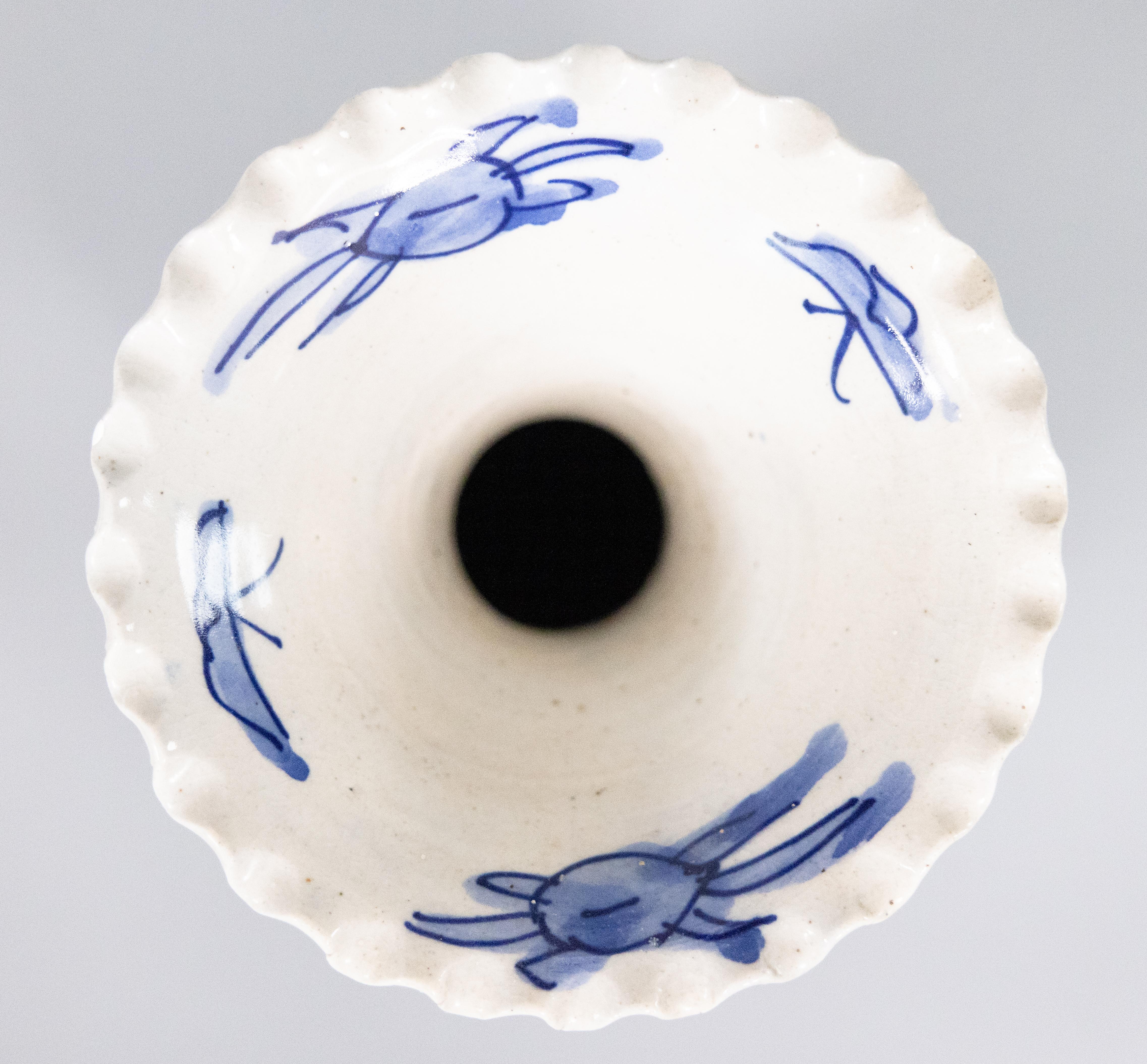 Porcellana Vaso in porcellana Imari Porcelain blu e bianco a coste del XIX secolo, periodo Meiji, giapponese in vendita
