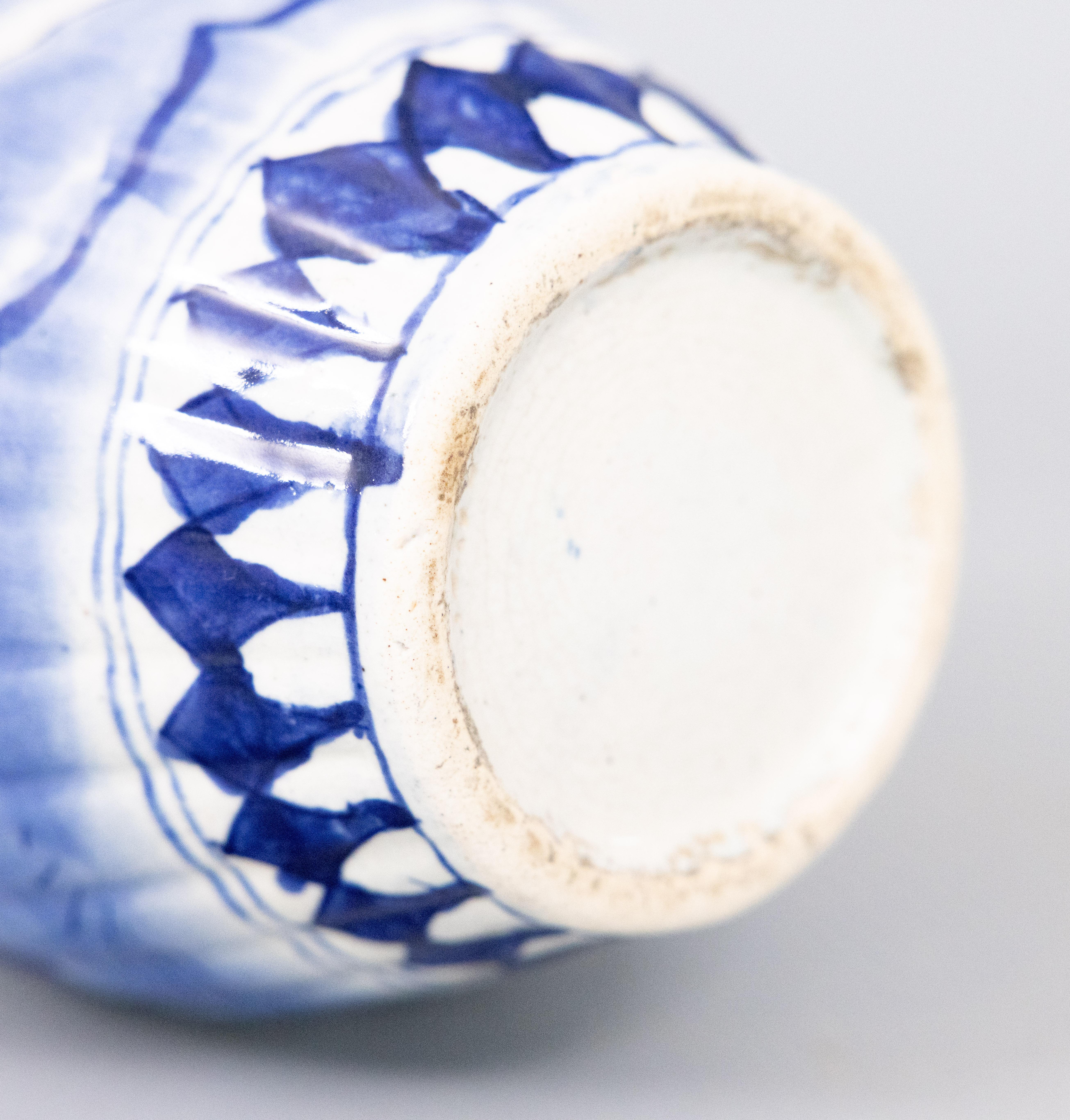 Vaso in porcellana Imari Porcelain blu e bianco a coste del XIX secolo, periodo Meiji, giapponese in vendita 1