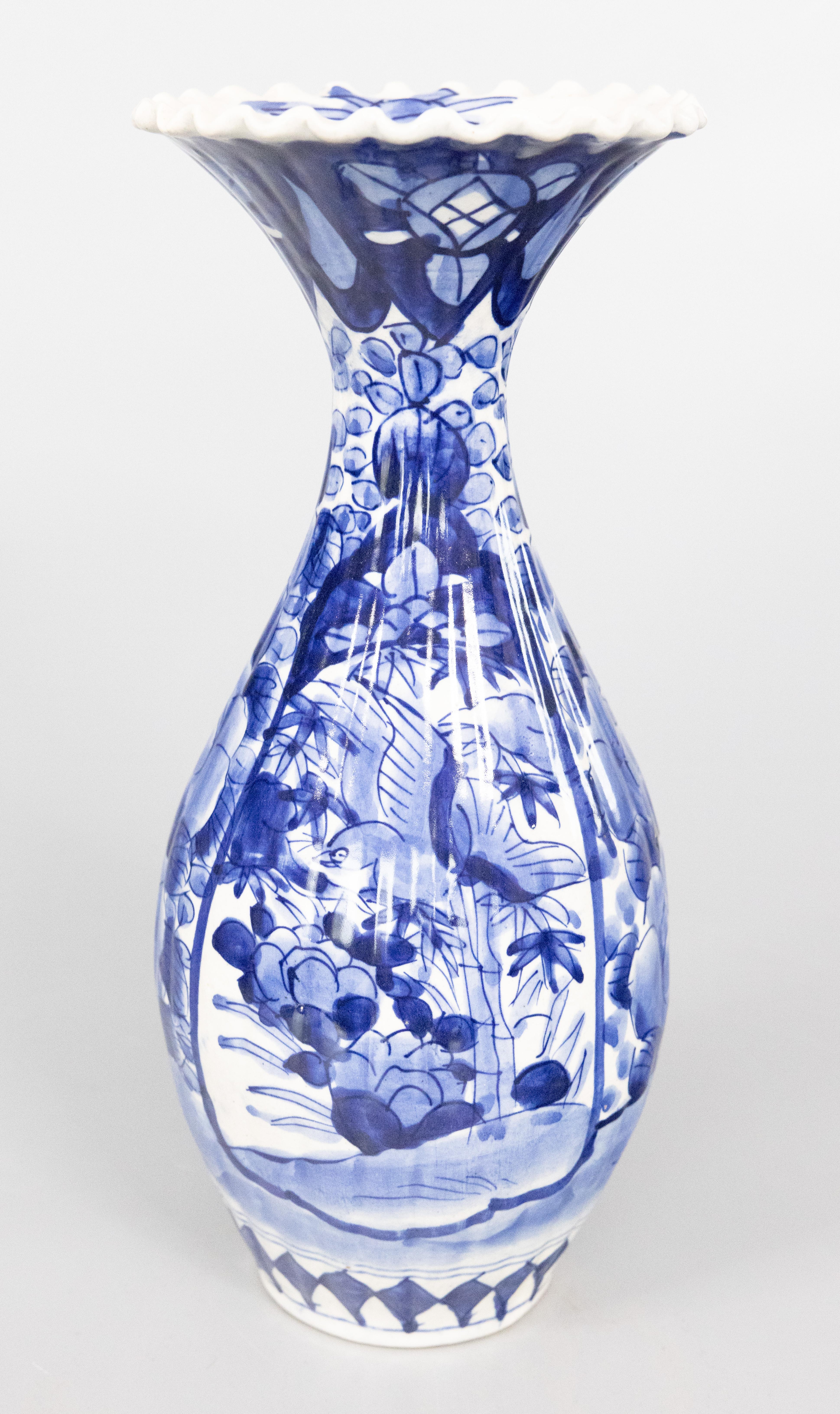 Vaso in porcellana Imari Porcelain blu e bianco a coste del XIX secolo, periodo Meiji, giapponese in vendita 2